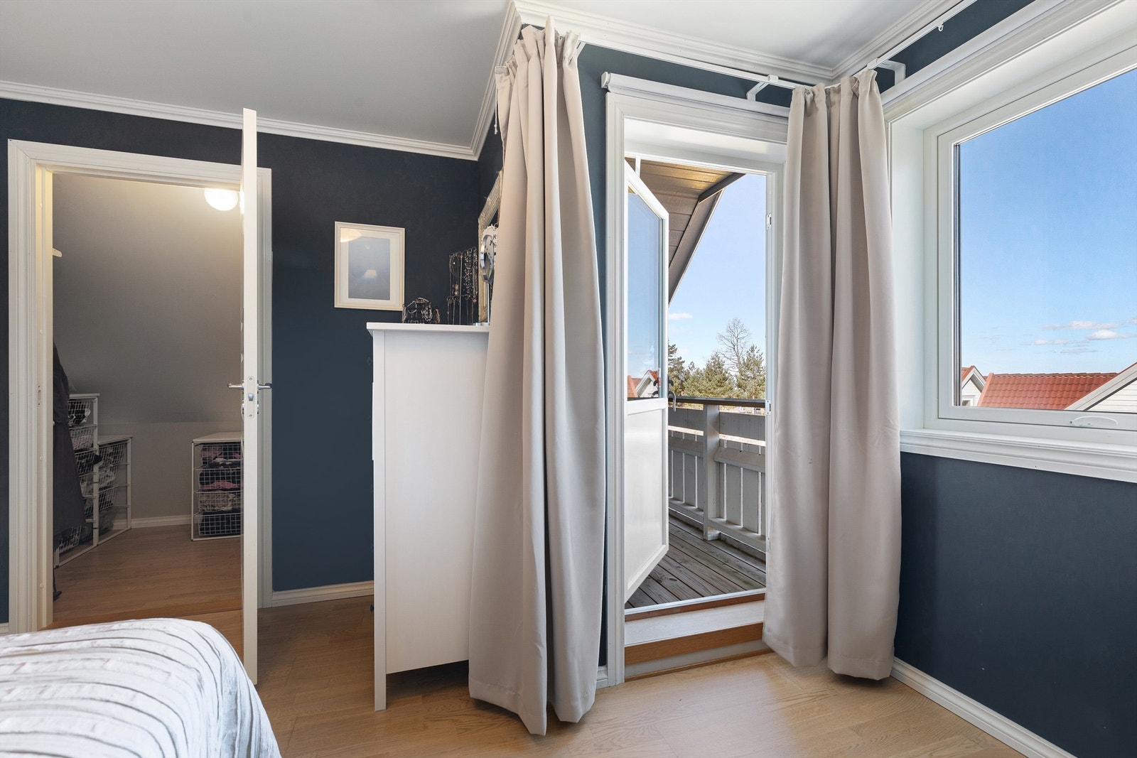 Soverom 4 ligger i 2.etg - Eget garderoberom og utgang til balkong Galleribilde