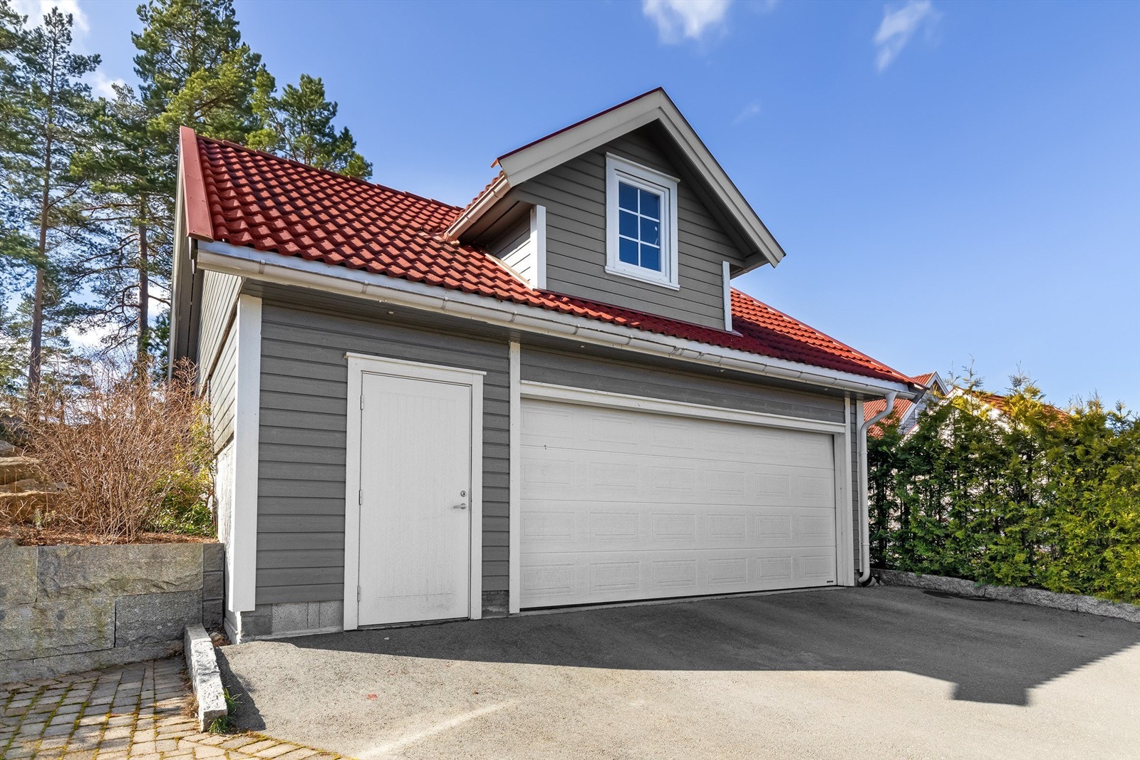 Stor dobbel garasje med lagringsloft Galleribilde