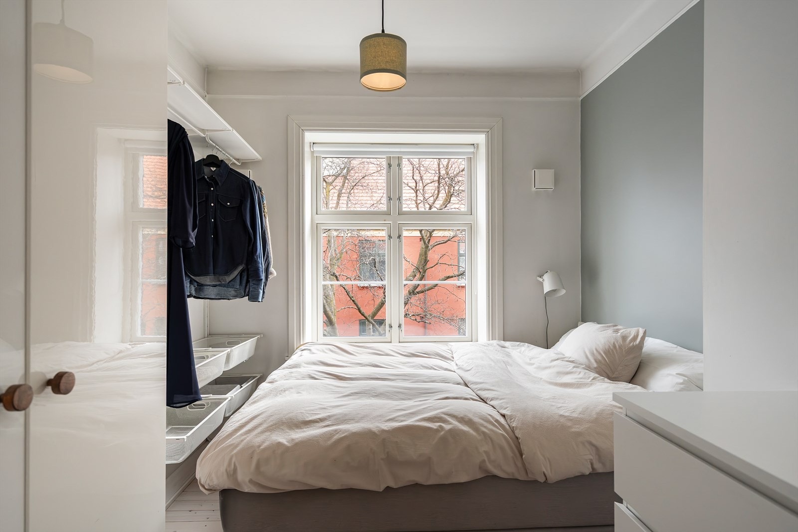 Soverom med god plass til dobbeltseng, garderobeskap samt kommode Galleribilde