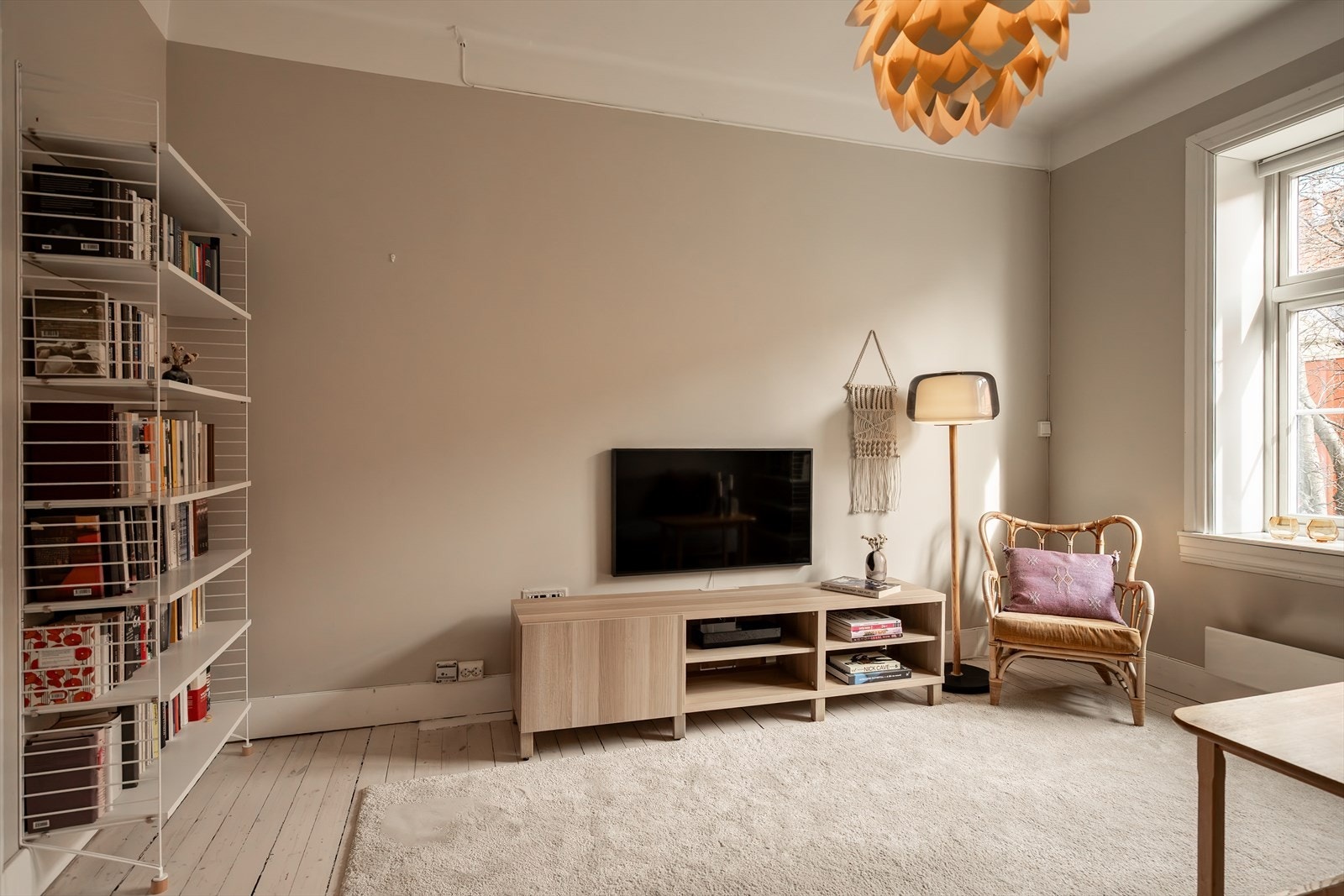 Leiligheten er gjennomgående med store vindusflater Galleribilde