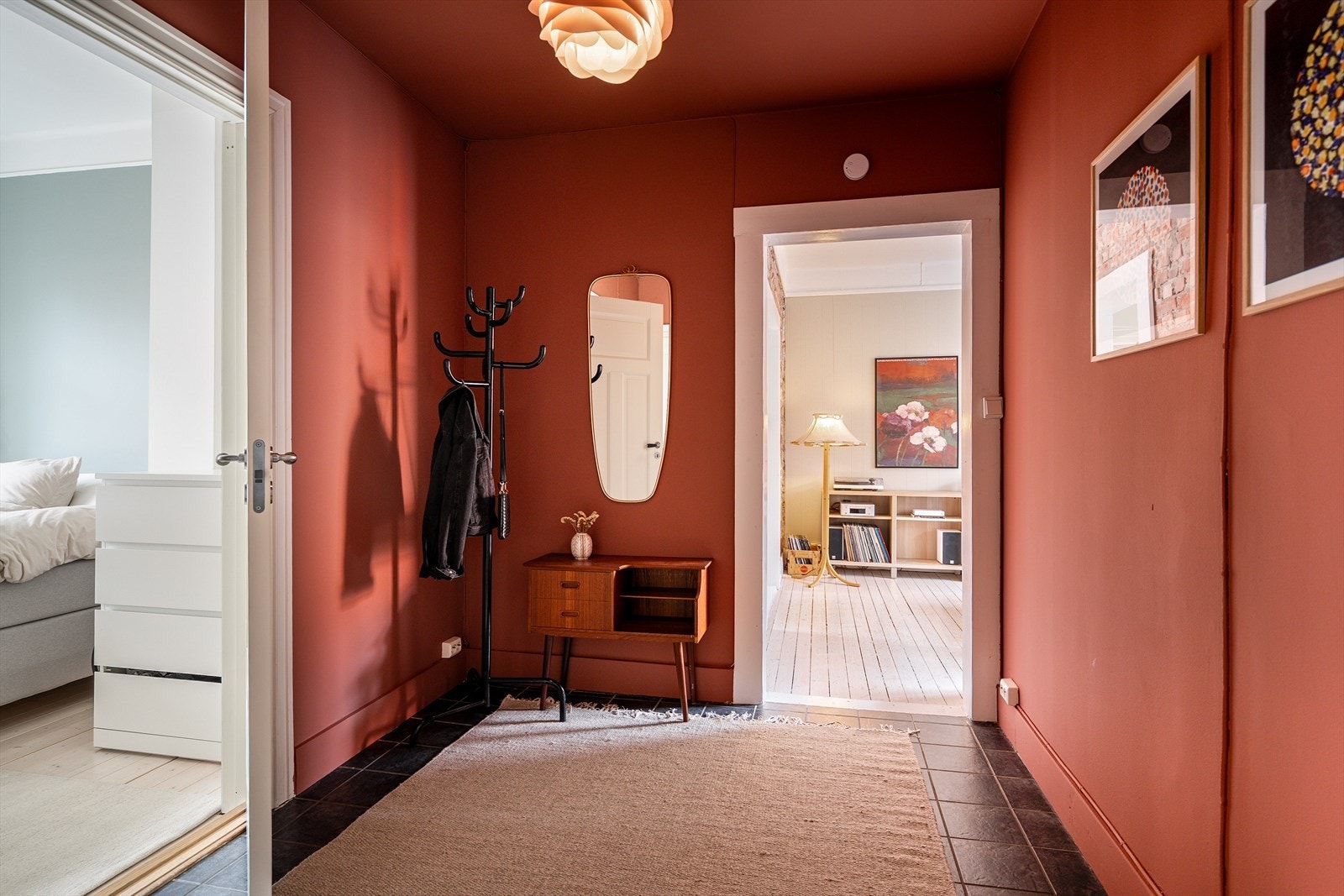 Velkommen inn - til en romslig flislagt entré Galleribilde