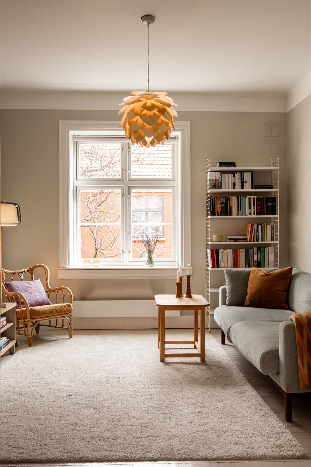 Romslig stue med god plass til sofagruppe samt ønsket møblement Galleribilde