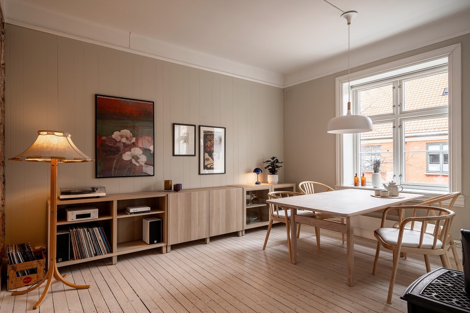 Det er originale tregulv i stue, spisestue og kjøkken Galleribilde