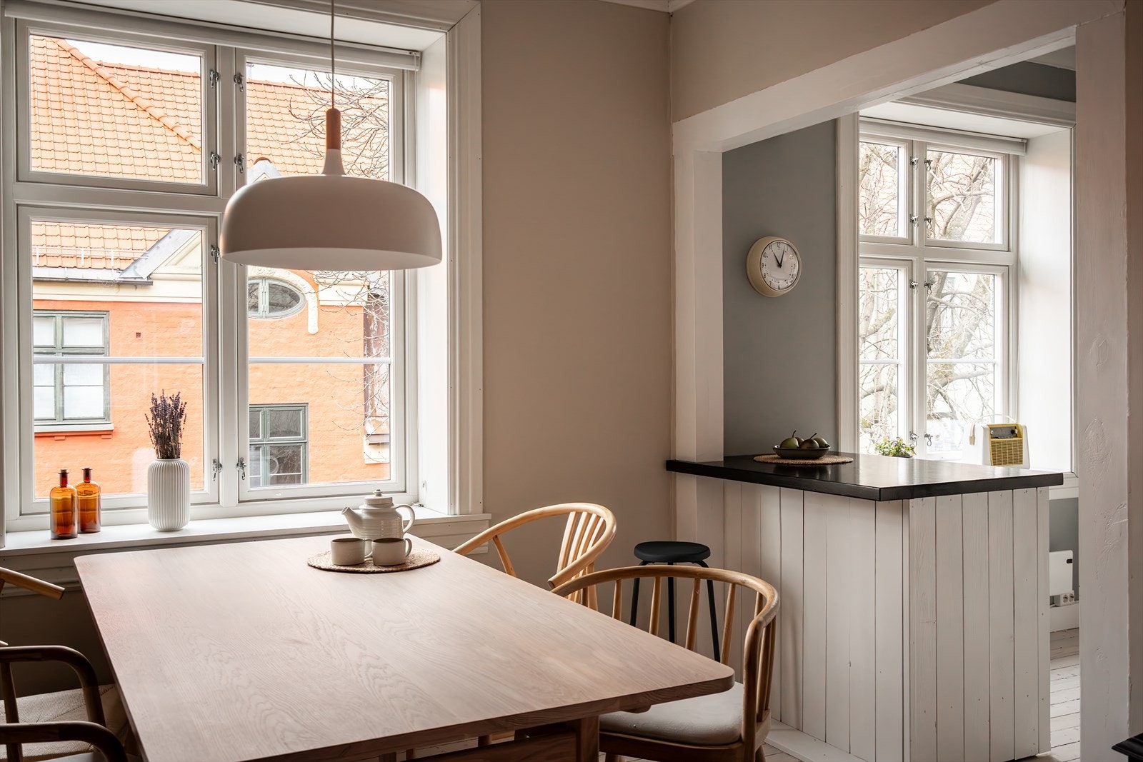 Spisestue i delvis åpen løsning med kjøkkenet Galleribilde