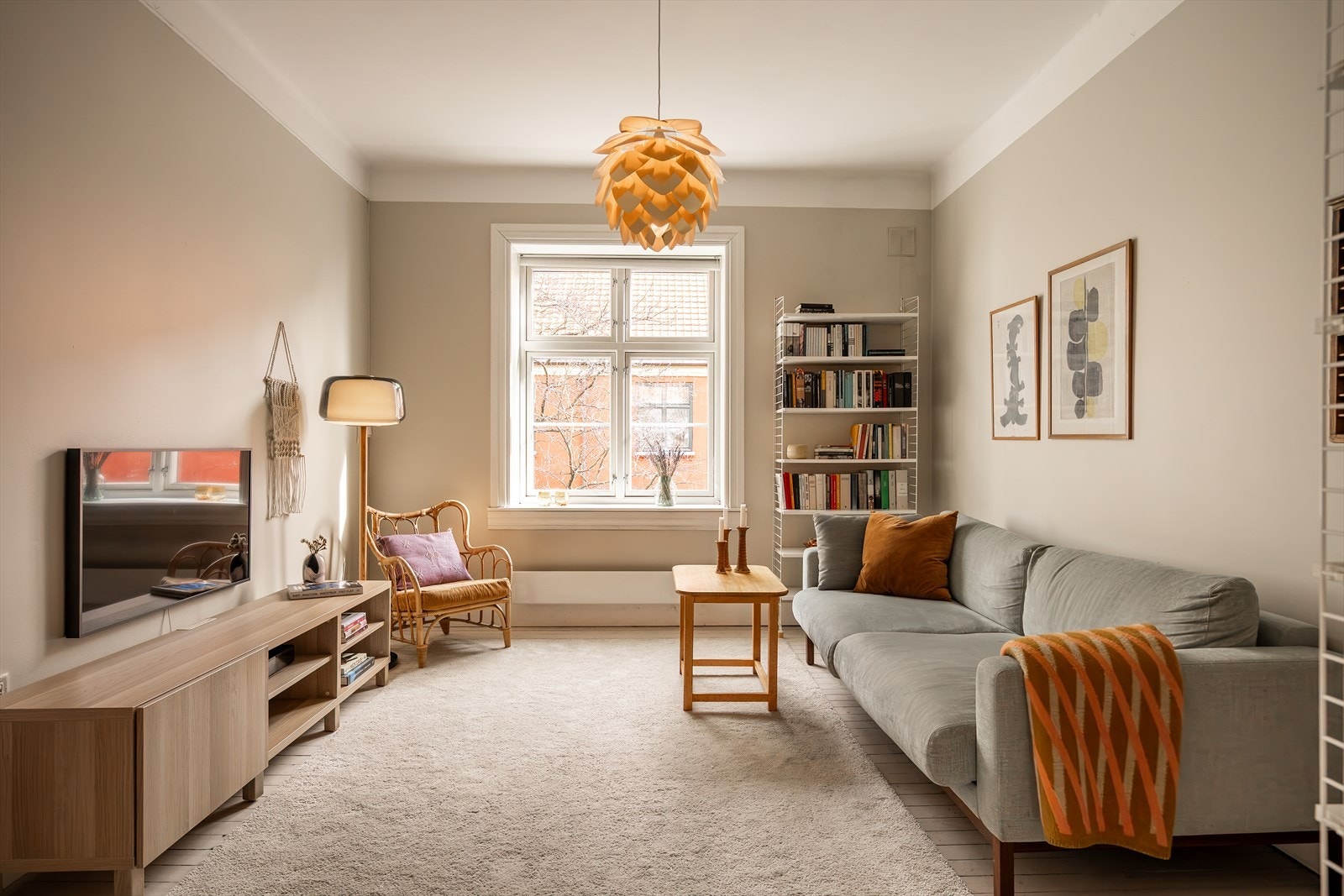 Sjarmerende toppleilighet med store vindusflater som gir rikelig med naturlig lys Galleribilde