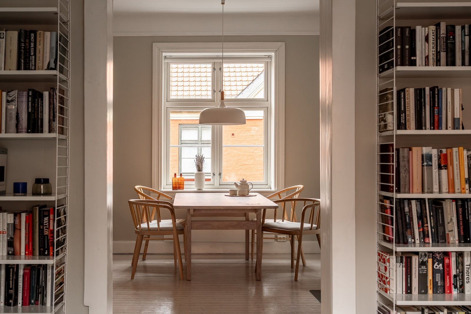 Stue på stue, med delvis åpen løsning inn til spisestuen Galleribilde