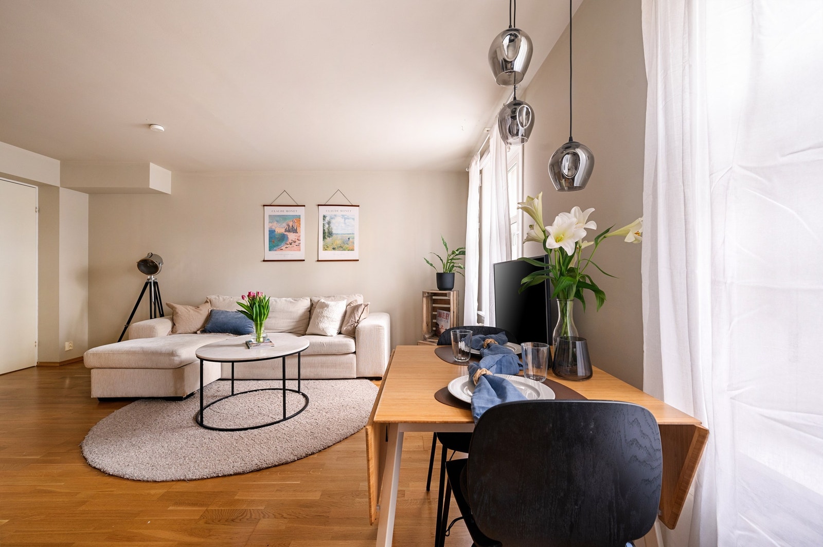 Leiligheten har et romslig oppholdsrom og oppvarming via radiatorer Galleribilde