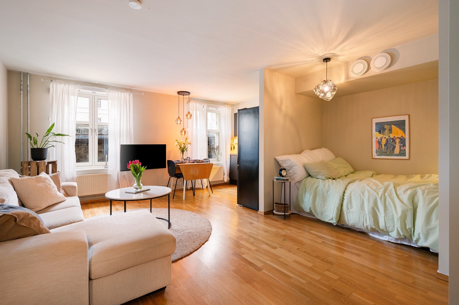 En romslig 1-roms med sovealkove og åpen planløsning Galleribilde