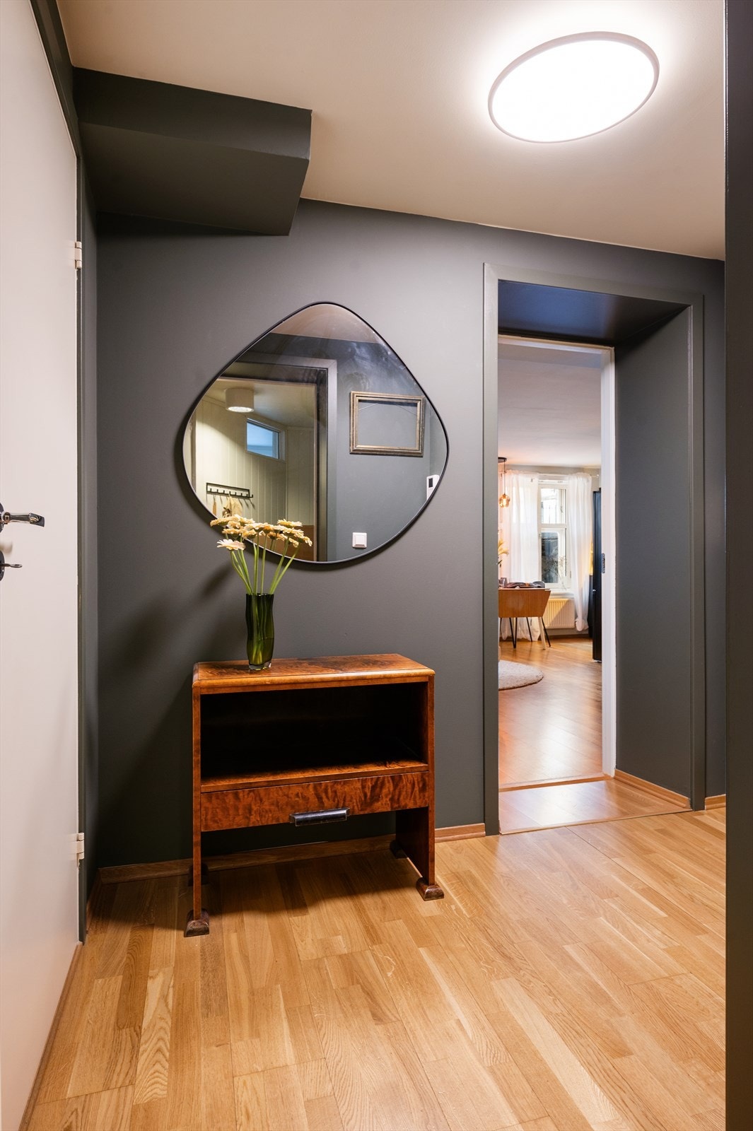 Romslig entré med god plass til å henge fra seg ytterklær. Galleribilde