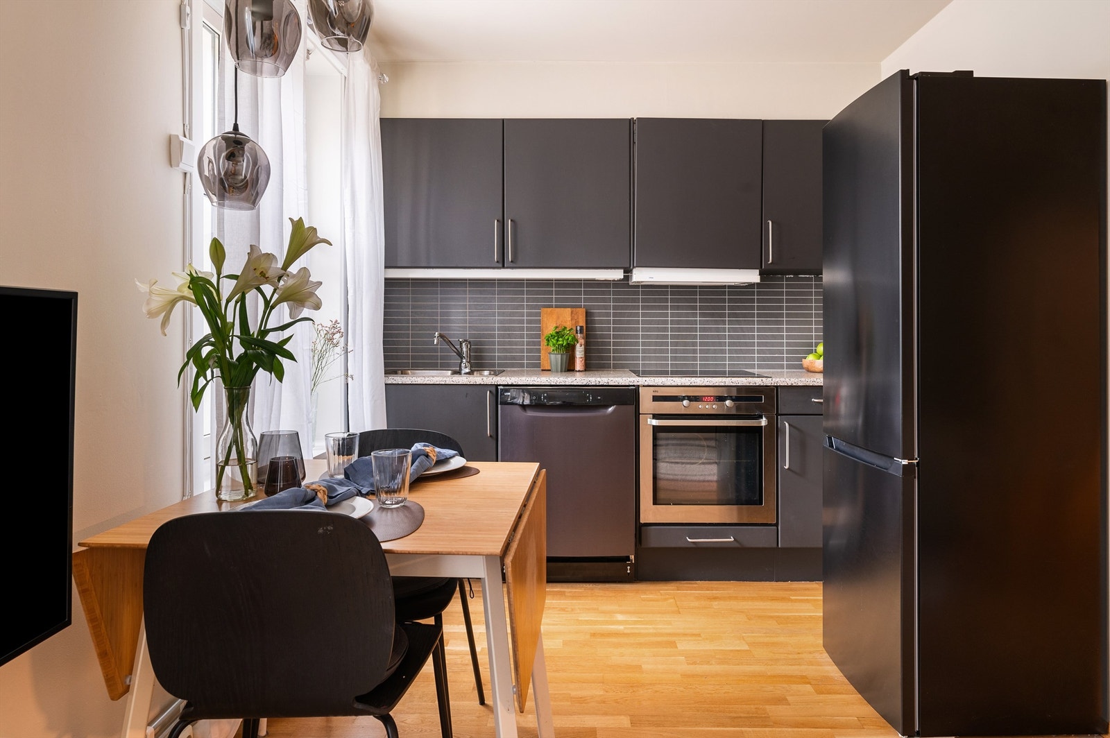 Kjøkkenet har tidløs utforming og bra med skapplass Galleribilde