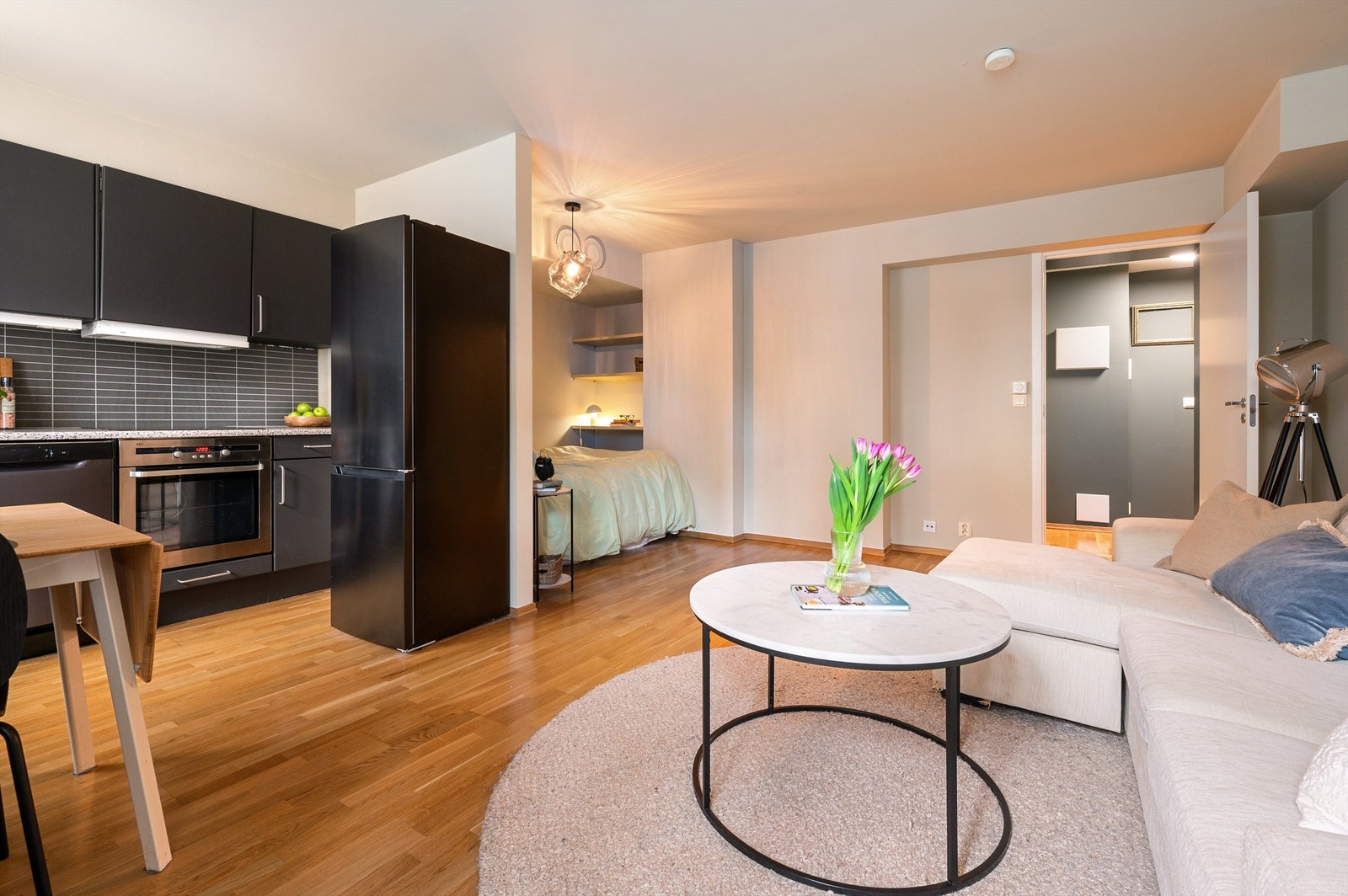 Adskilt alkove. Her kan man feks sette opp en skillevegg. Evt kan man sette opp lettvegg i stuen for å etablere soverom Galleribilde