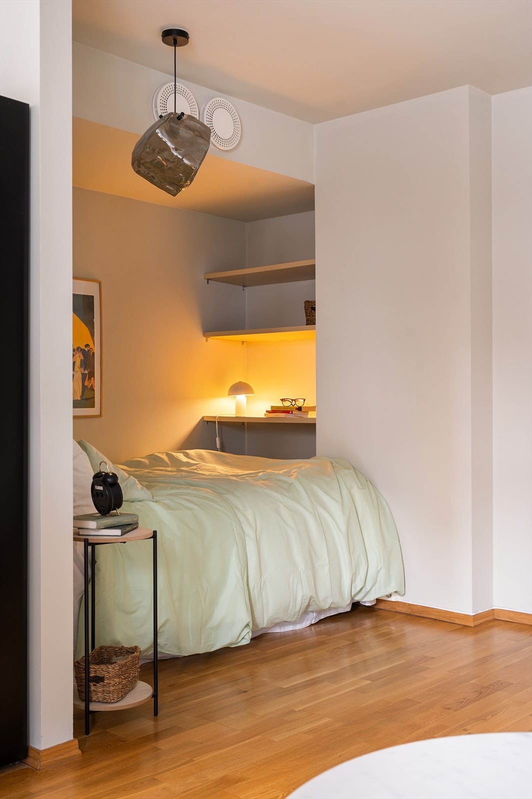 I alkoven er det god plass til dobbeltseng, samt hyller med oppbevaring Galleribilde