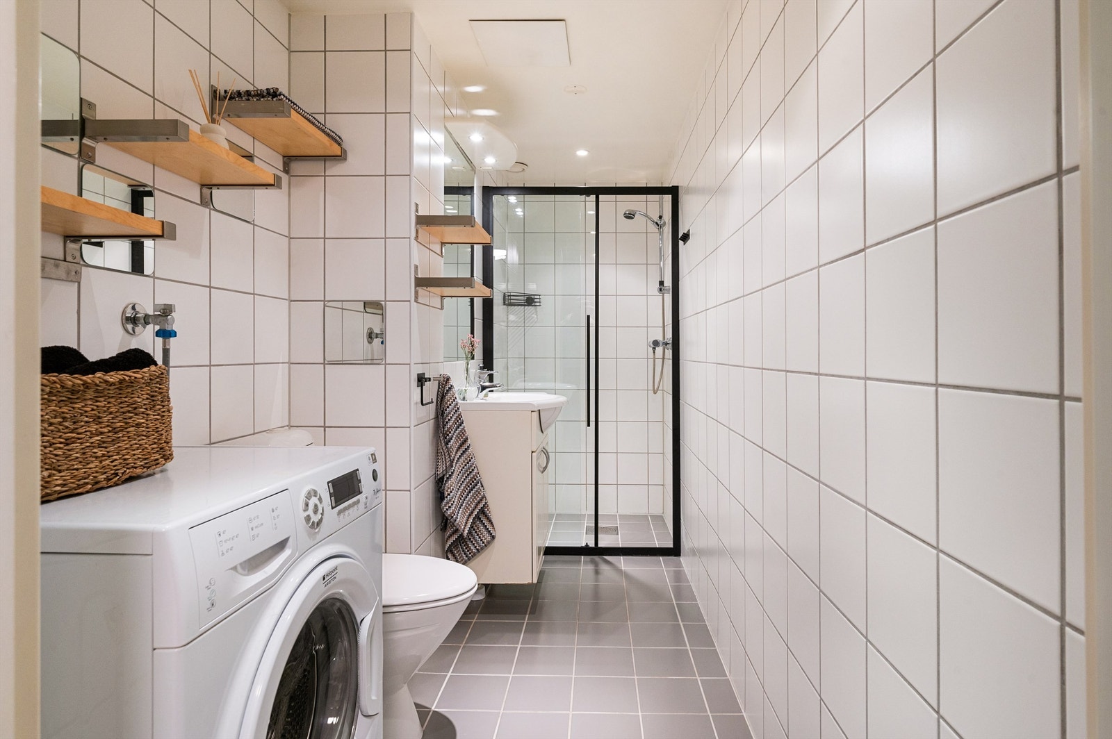 Leiligheten har et romslig og lyst flislagt bad! Galleribilde