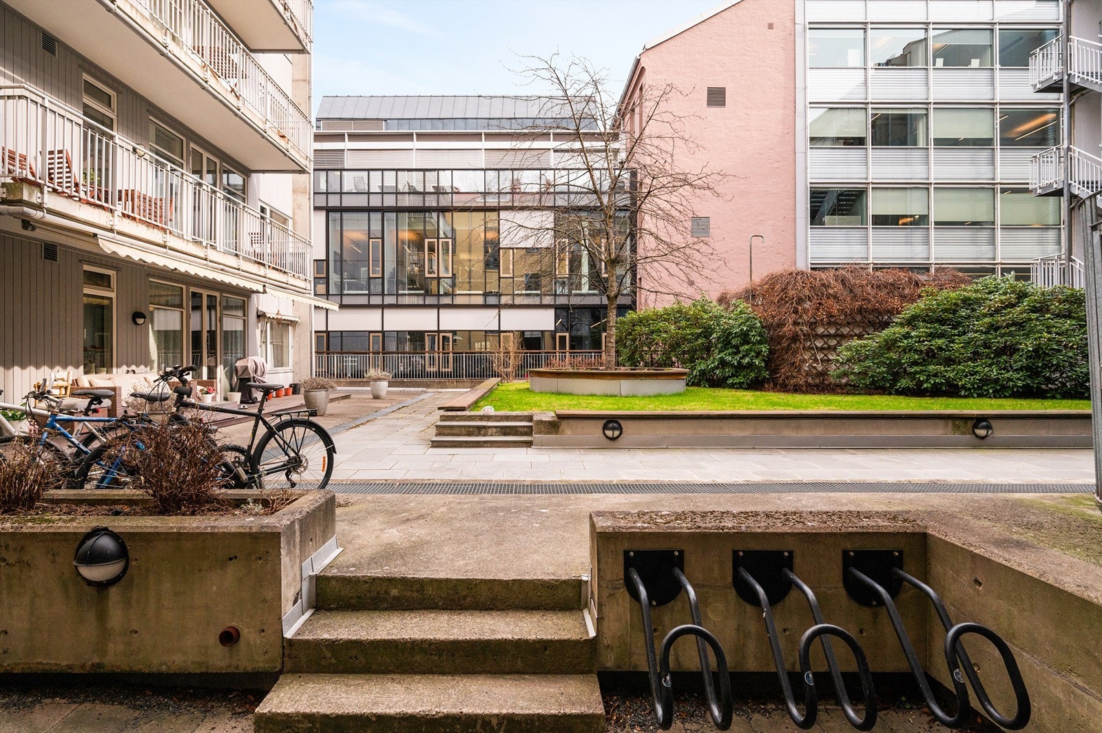 Hyggelig bakgård Galleribilde