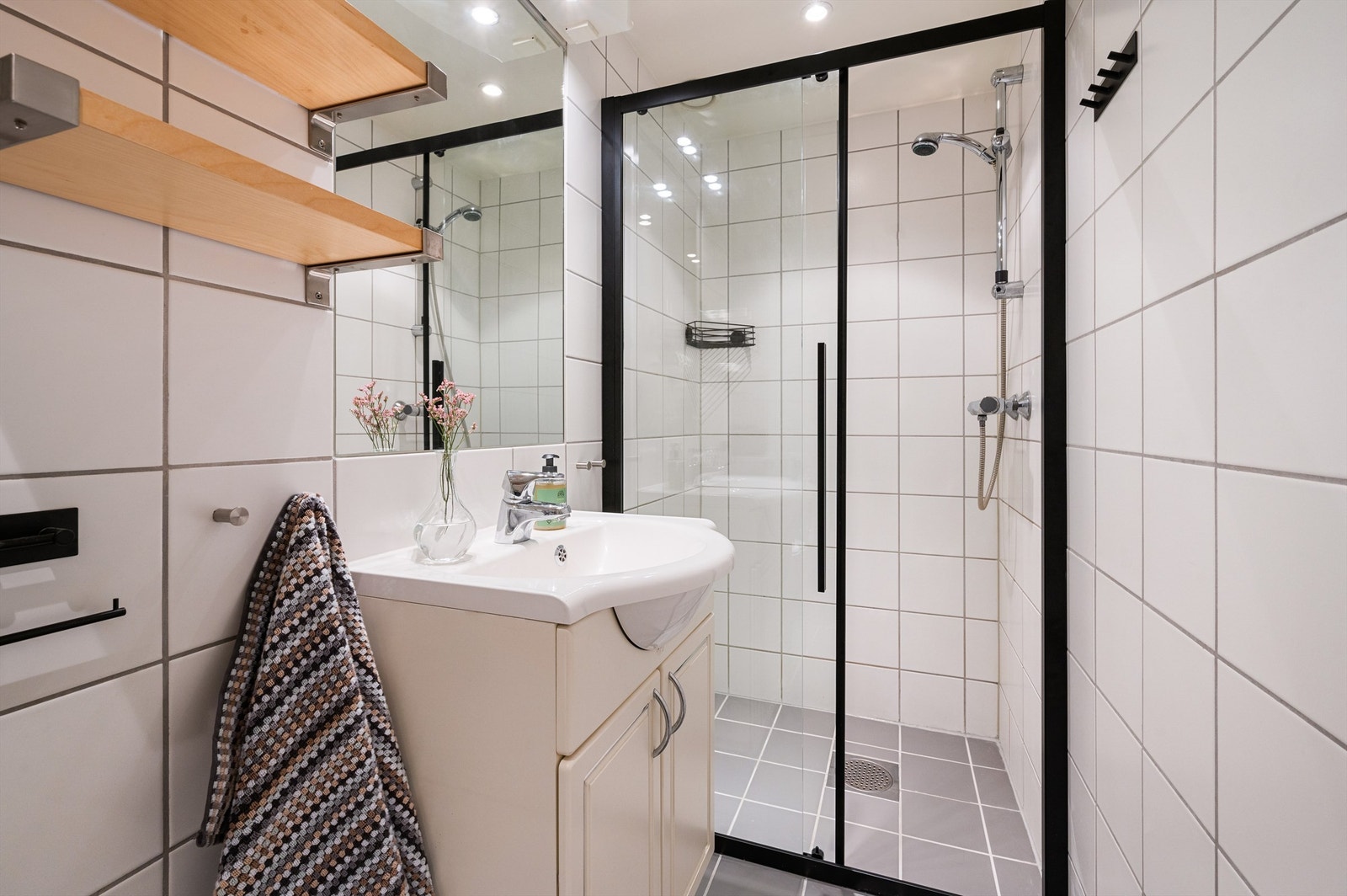 Her er det varmekabler gulv, downlights i tak og opplegg for vaskemaskin. Galleribilde