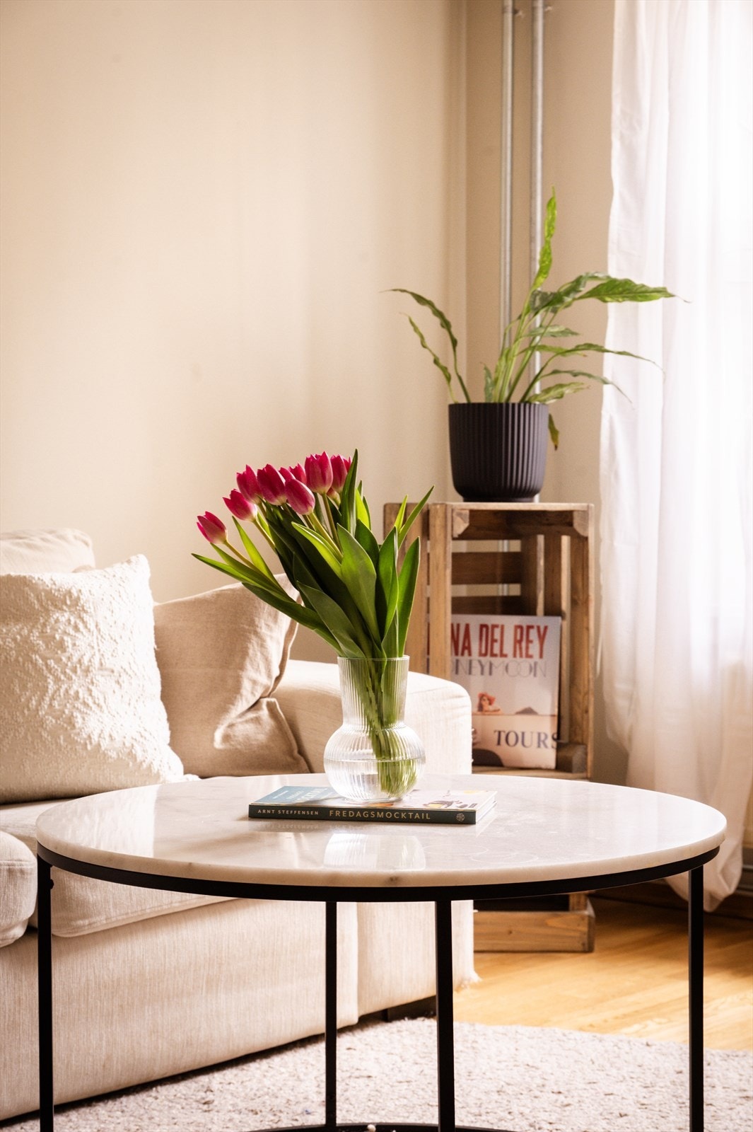 Veggene er malt i moderne fargetoner Galleribilde