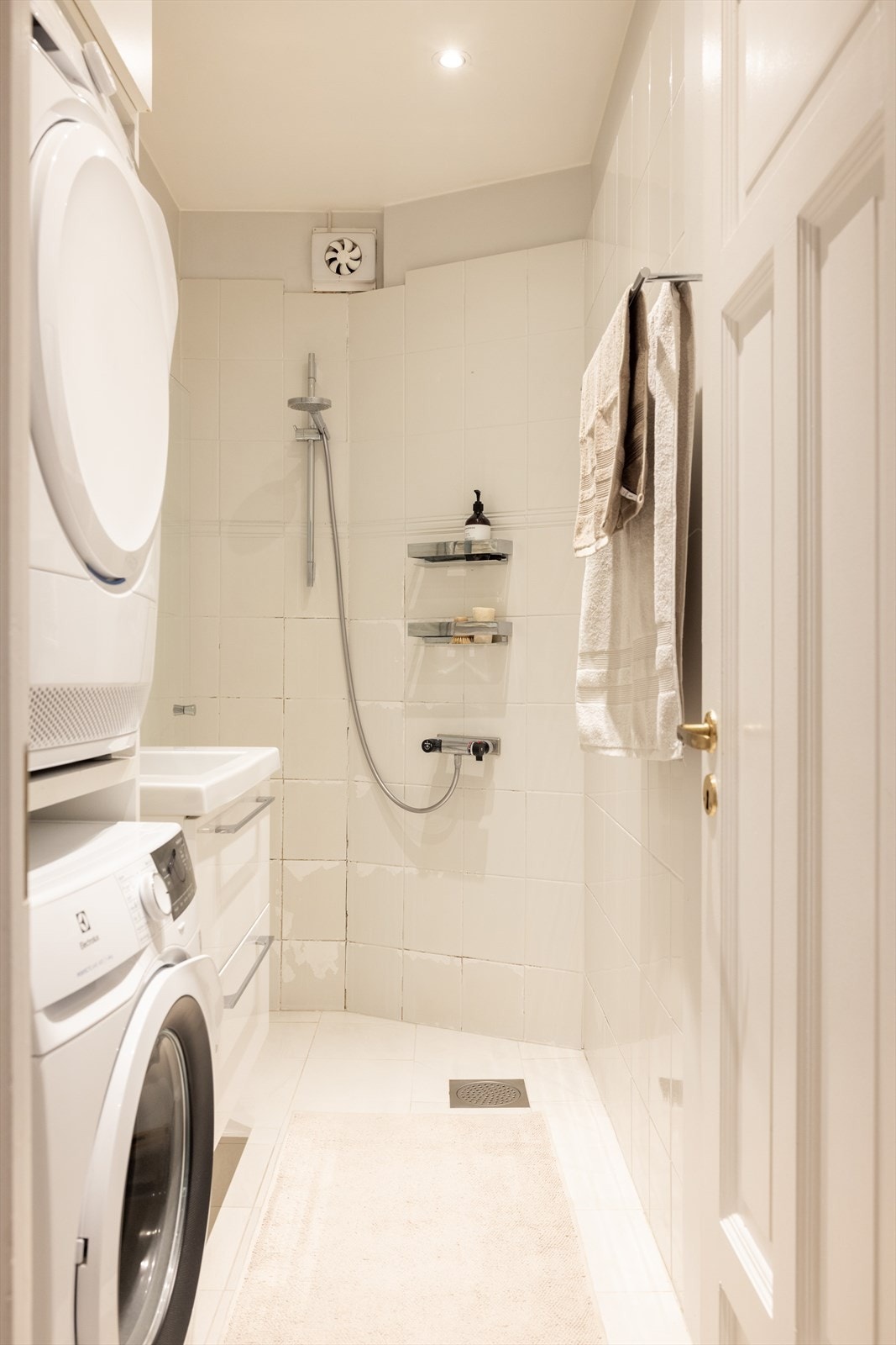 - Flislagt baderom med varme i gulvet og downlights i himling. Baderommet ble pusset opp i 2017 med flis på flis, spotter, nytt baderomsmøbel og malt fliser - Galleribilde