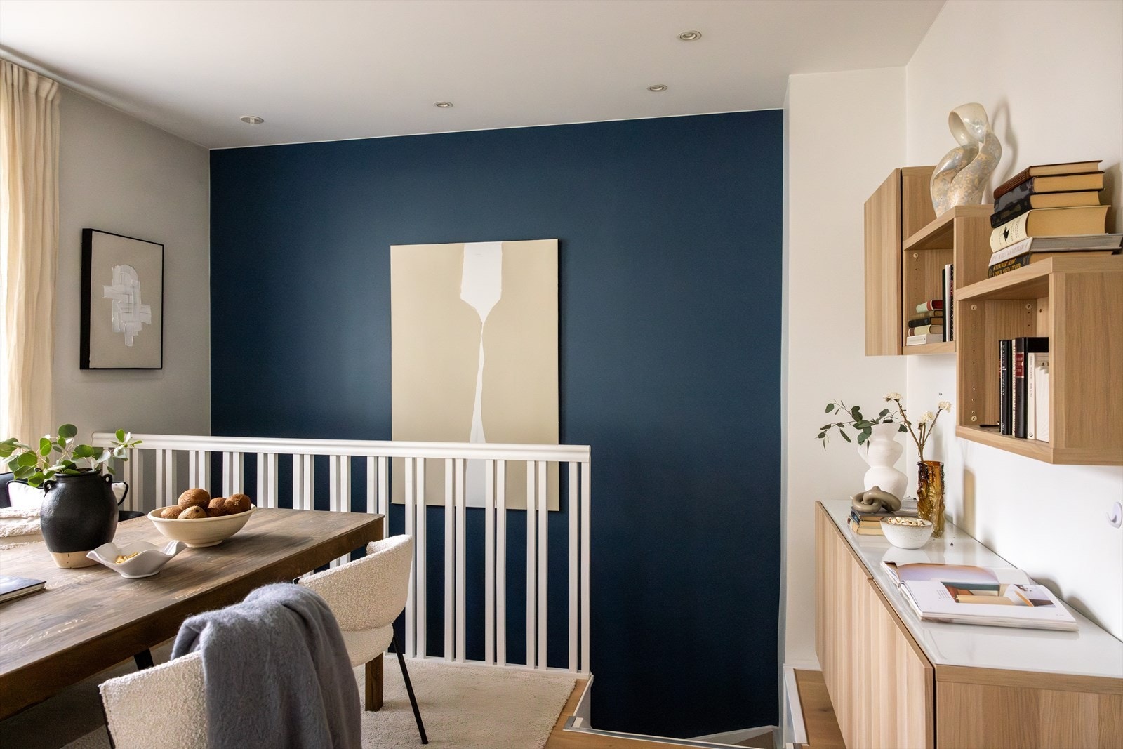 - Leiligheten er malt i delikate og tidsriktige farger - Galleribilde