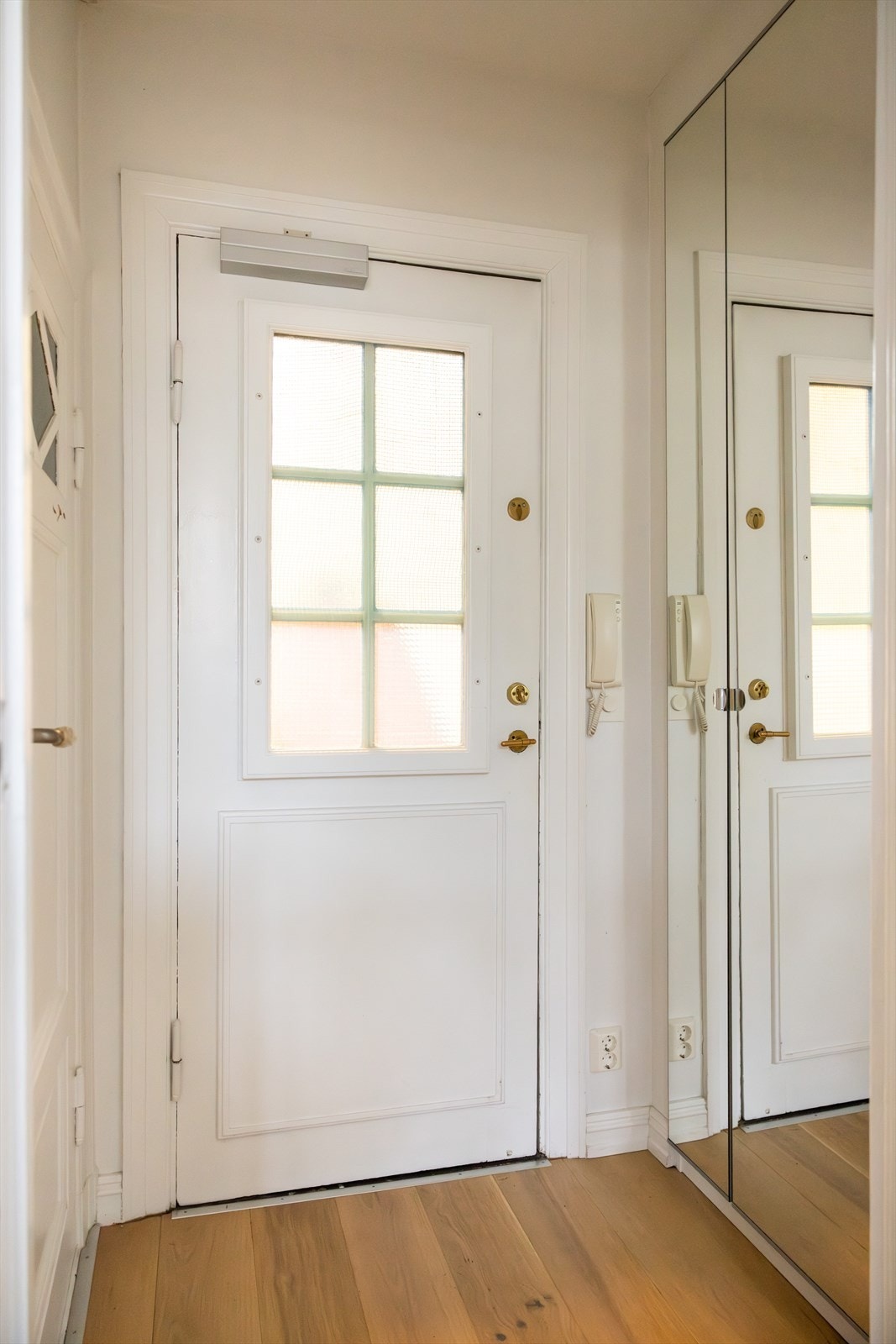 - Velkommen inn! En lys og innbydende entré som gir et godt førsteinntrykk av leiligheten. God plass til sko og yttertøy - Galleribilde