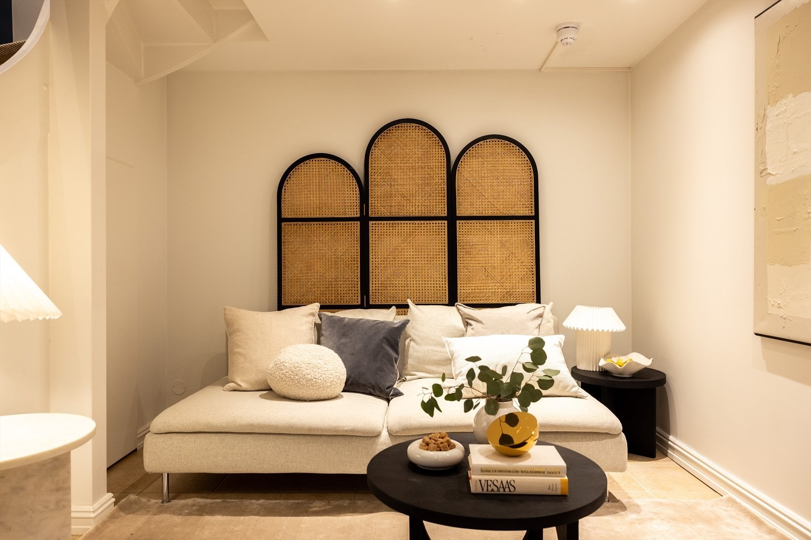 - God plass til sofaseksjon med tilhørende møblement - Galleribilde