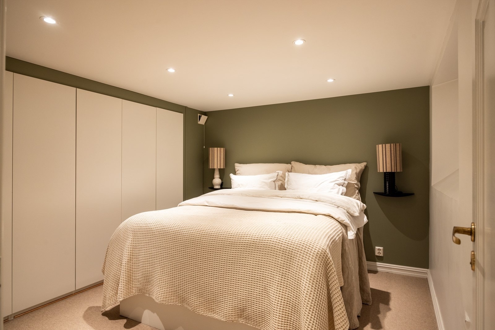 - Plass til dobbeltseng med tilhørende nattbord og godt med oppbevaringsplass i garderobeløsing - Galleribilde