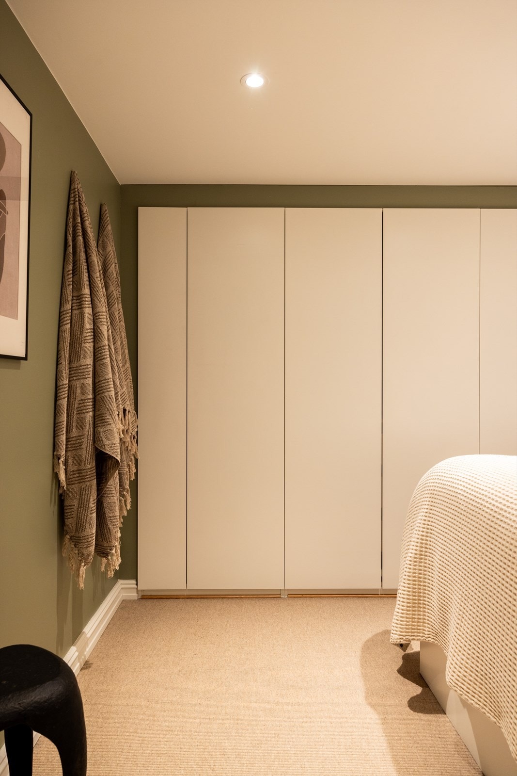 - Det er rømningsdør bak den ene garderobedører - Galleribilde