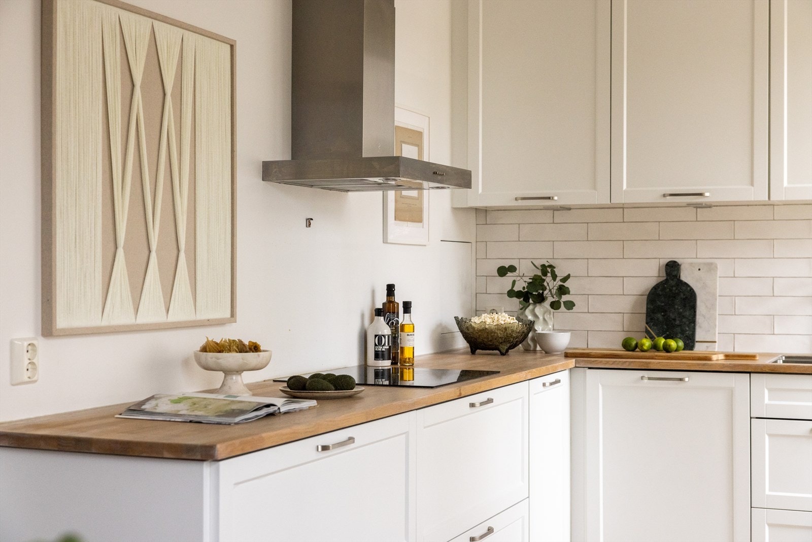 - Av hvitevarer er det integrert induksjonstopp, stekeovn, oppvaskmaskin og kjøl/fryseskap. Kullfilterventilator over kokeplass - Galleribilde