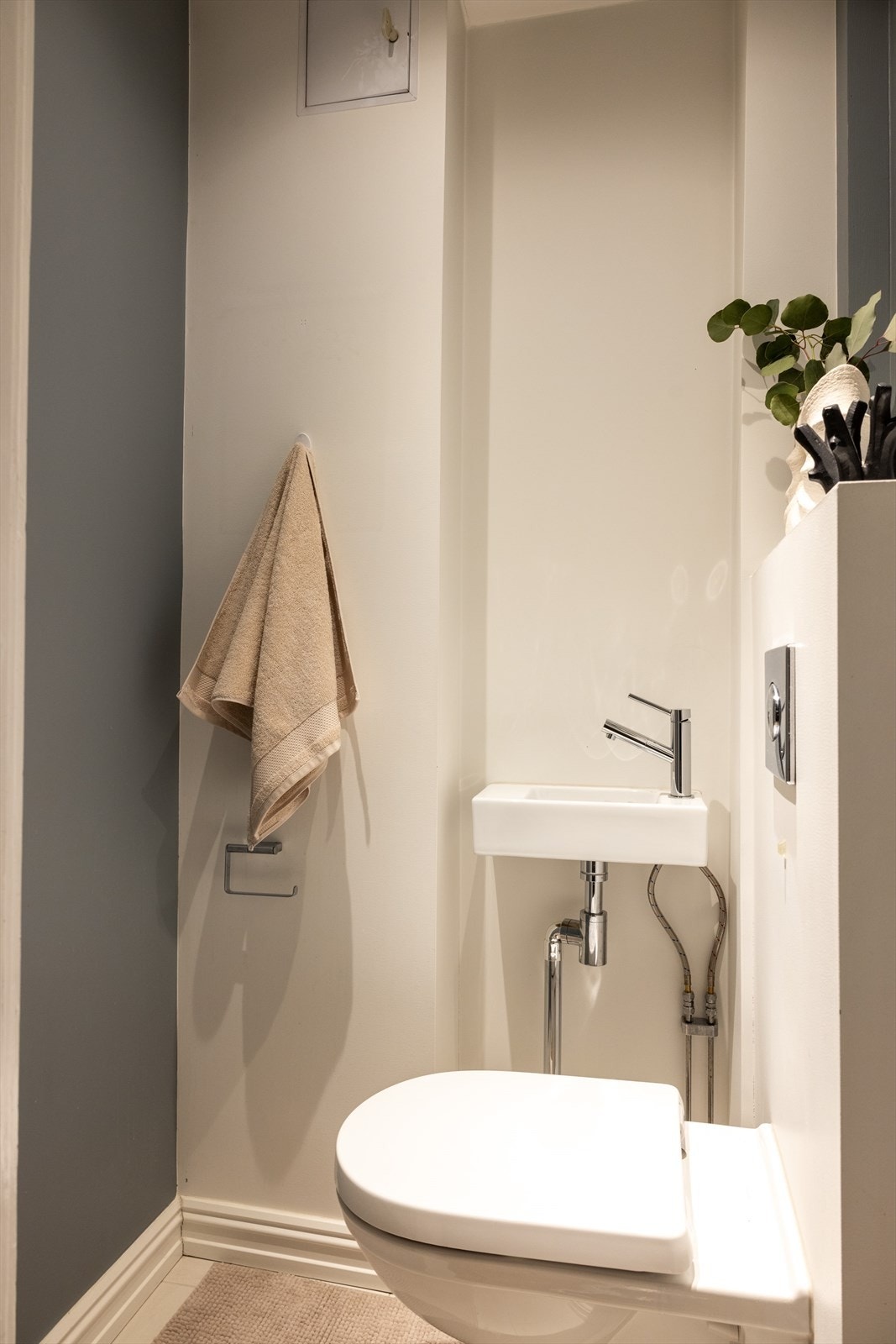 - Separat toalettrom med varme i gulvet. Toalettrommet ble pusset opp i 2017 med flis på flis, nytt toalett, løftet tak og satt inn spotter - Galleribilde