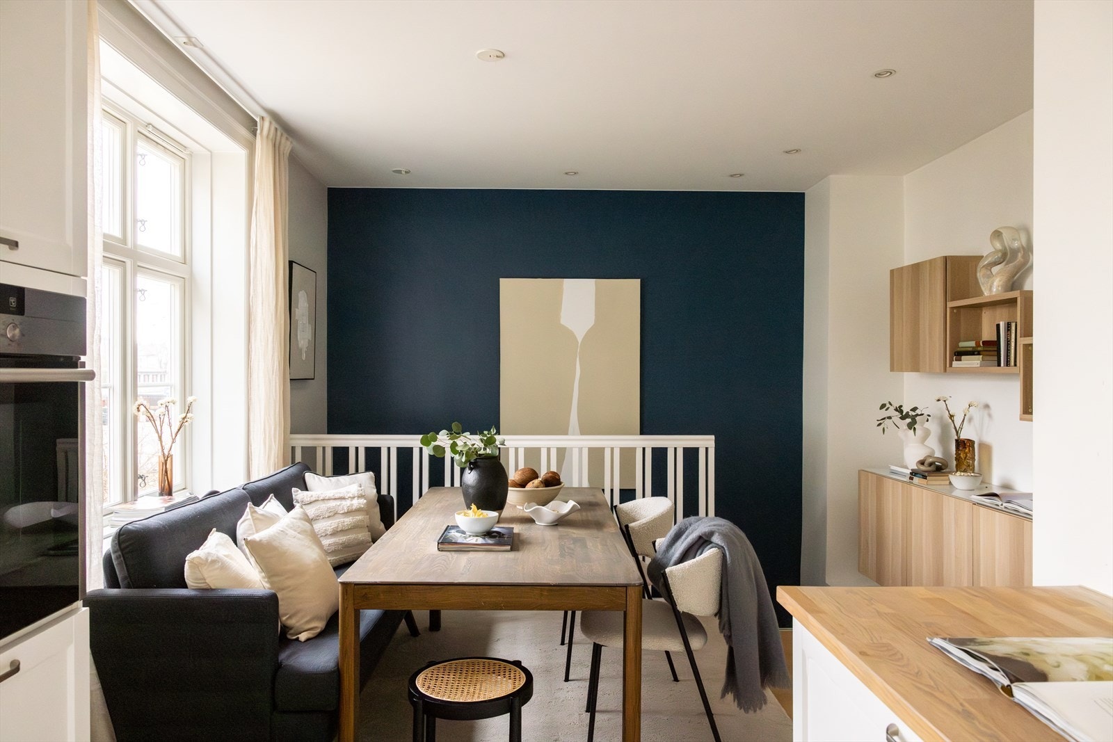 - Plass til spisebord med tilhørende møblement. Perfekt for sosiale sammenkomster! - Galleribilde