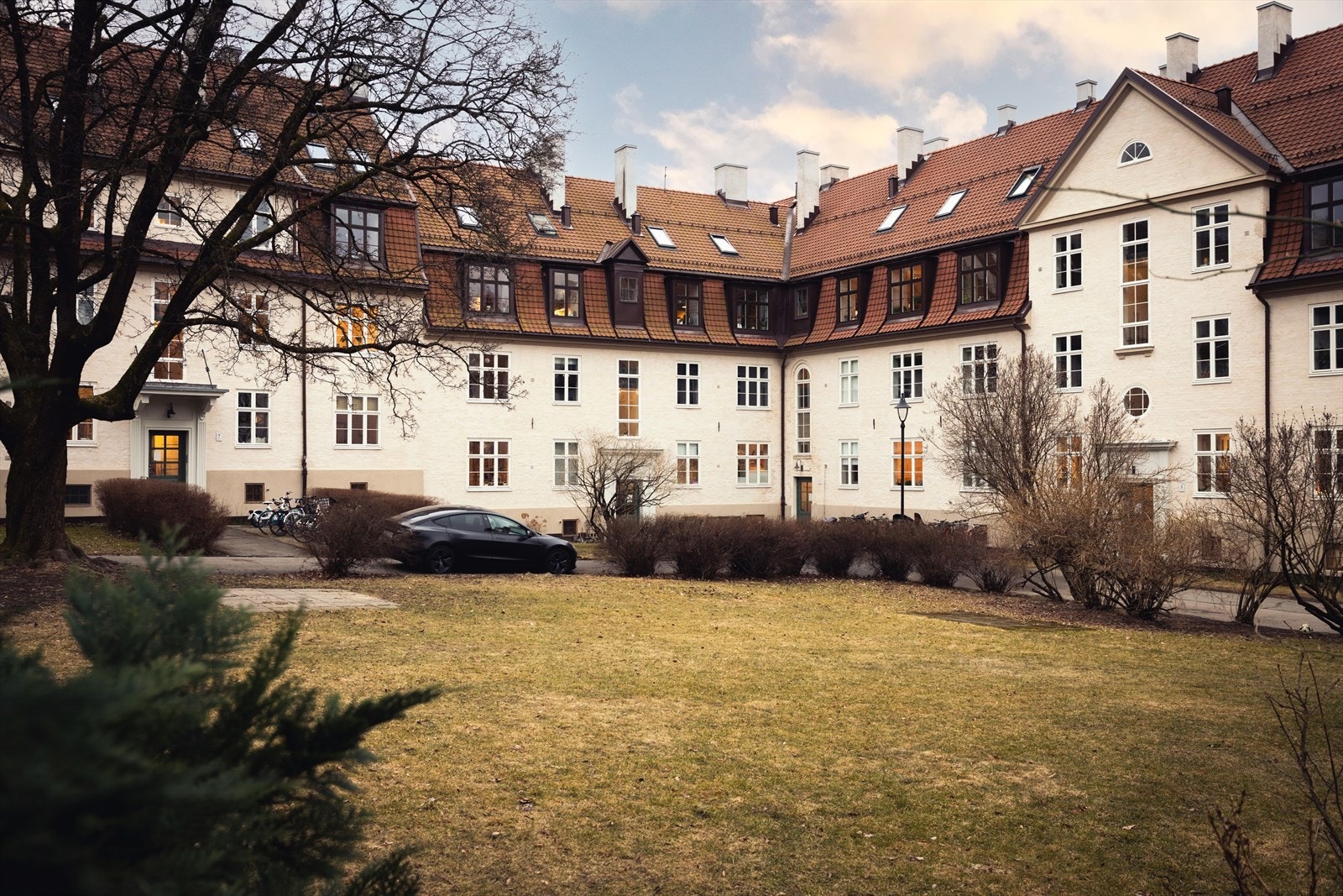 - Borettslaget har en stor, idyllisk og sjarmerende felleshage - Galleribilde