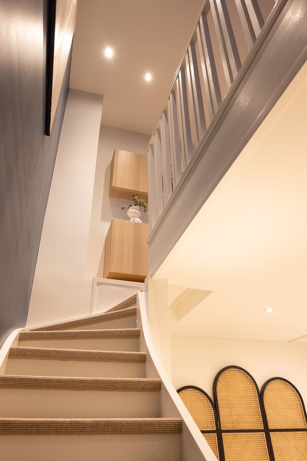 - Fra stuen i 1. etasje er det trapp ned til kjelleretasjen - Galleribilde