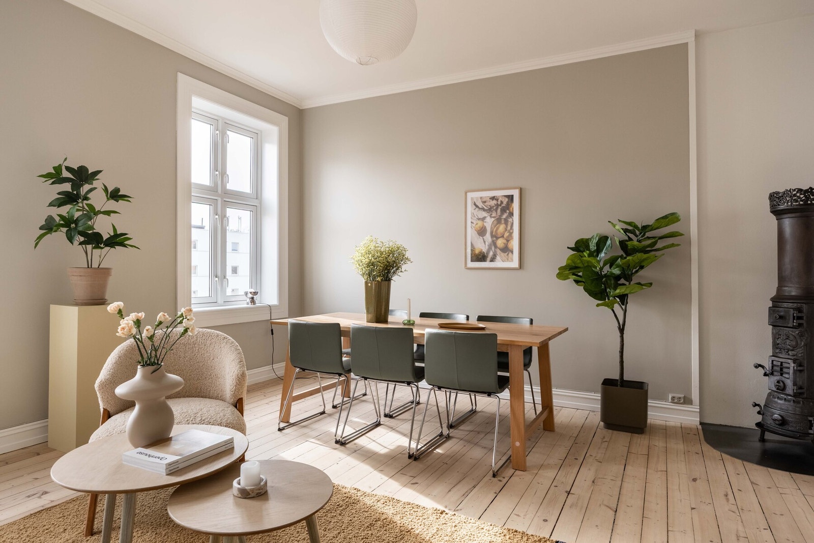 Generøs himling oppmålt til hele 3,10 meter i stue. Galleribilde