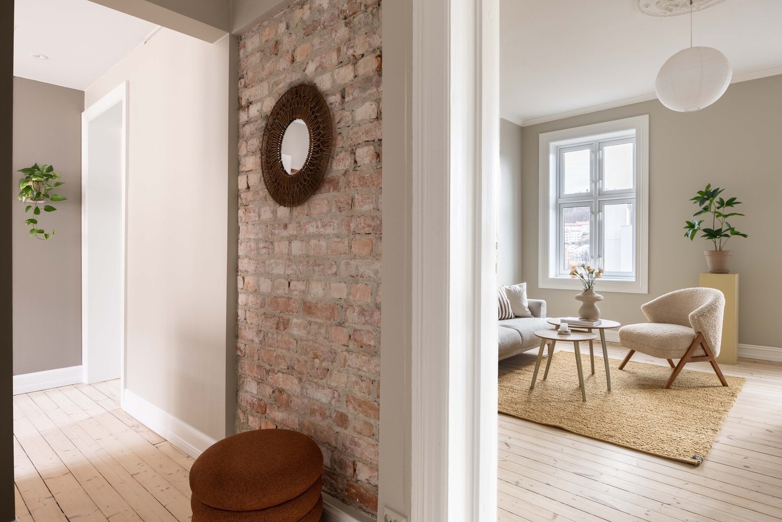 Allerede i entré vil man legge merke til leilighetens klassiske detaljer. Galleribilde