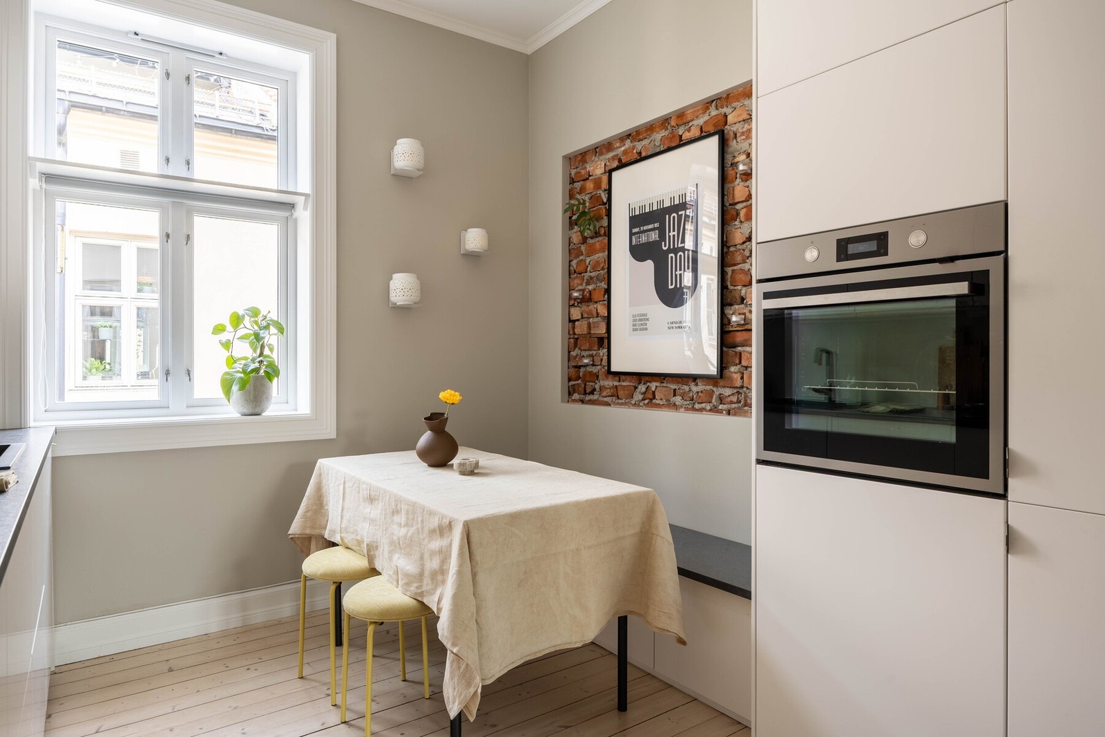 Av integrerte hvitevarer er det kjøleskap med frysedel, oppvaskmaskin, stekeovn og nedfelt platetopp. Galleribilde