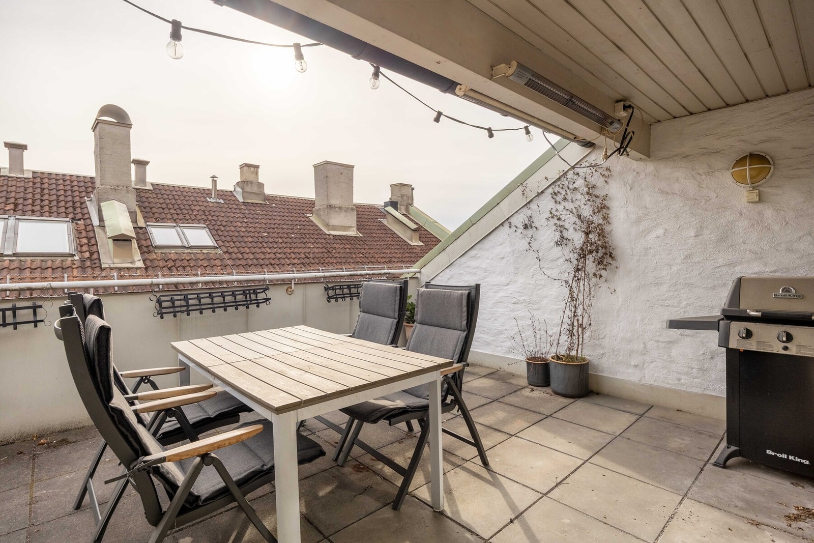 Veldrevet borettslag med felles takterrasse utstyrt med grill. Galleribilde