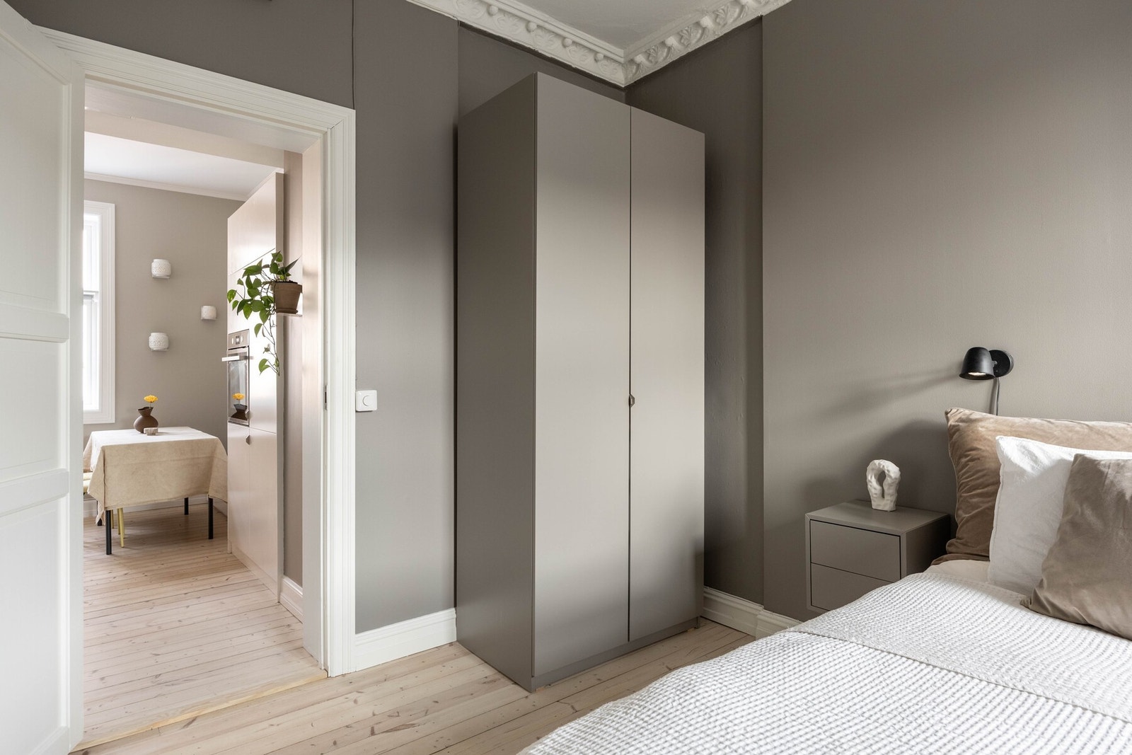 Innredet med garderobeskap, hvor man har gode med oppbevaringsmuligheter. Galleribilde