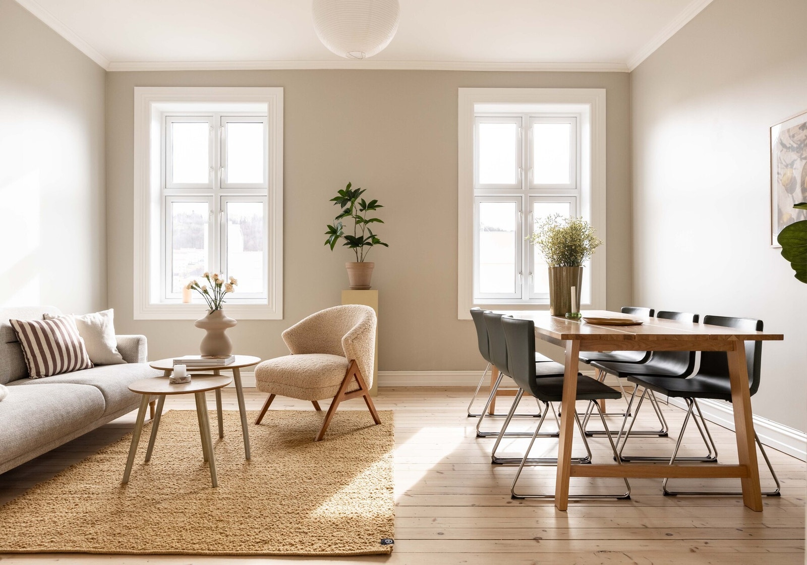 Llekker 2-roms bygårdsleilighet med mye sjarm, peis, generøs himling, originale detaljer og store vindusflater. Galleribilde