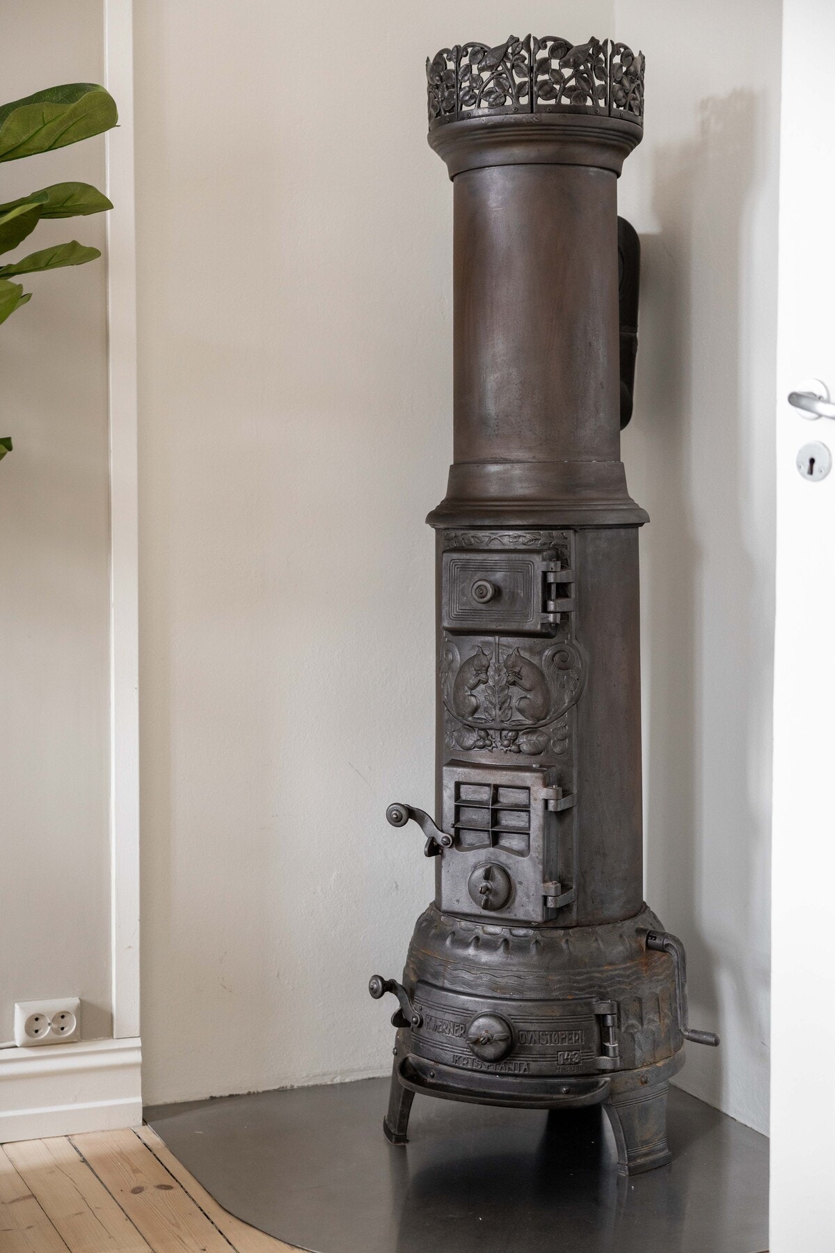 Klassisk vedovn i stue som skaper en behagelig varme. Galleribilde