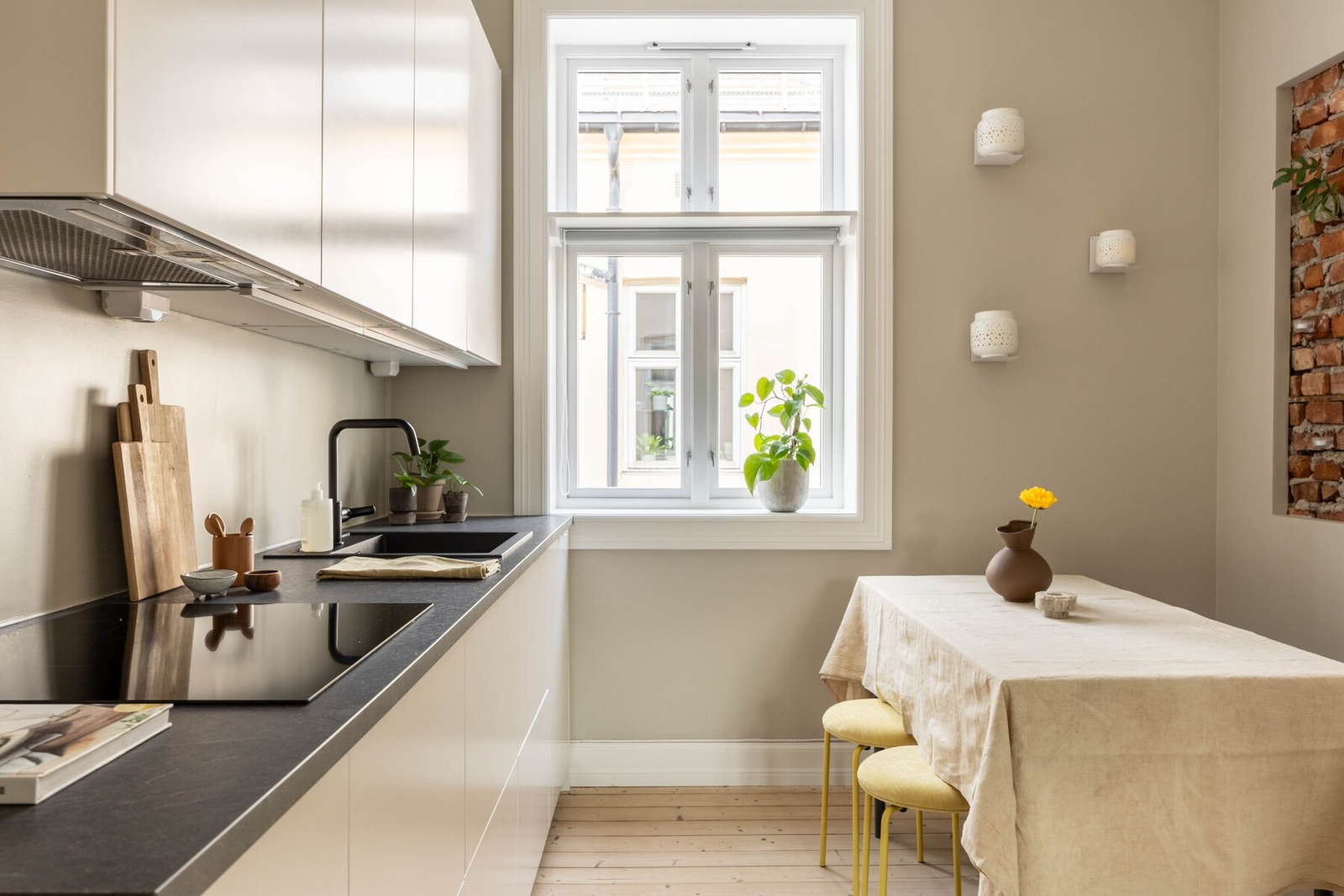 Benkeplater av laminat (fra Bauhaus) med nedsenket oppvaskkum (fra Flisekompaniet). Galleribilde