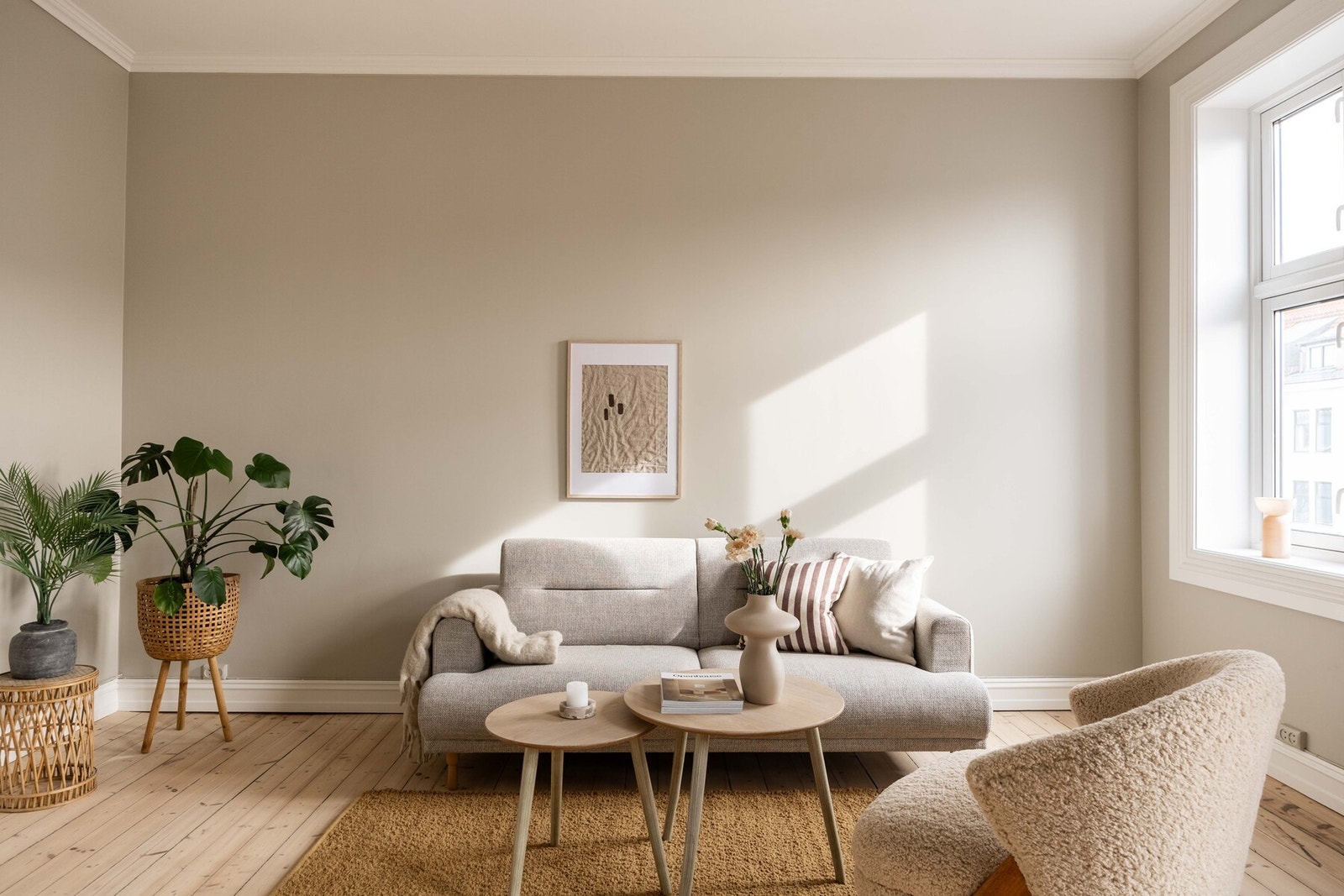 Leiligheten har store vindusflater med dype vinduskarmer. Her får man rikelig med naturlig lys. Galleribilde