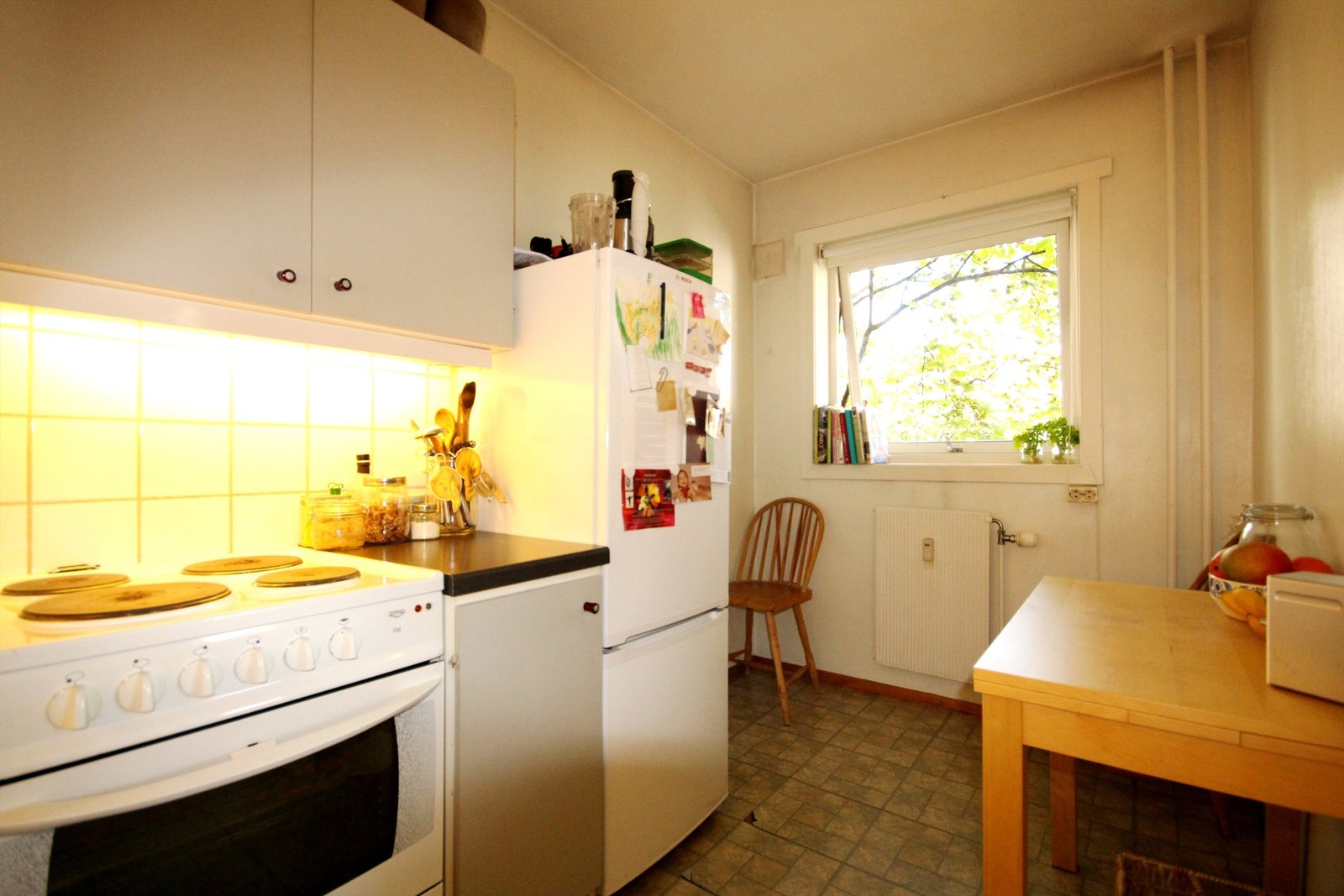 Koselig frokostbord på kjøkken Galleribilde