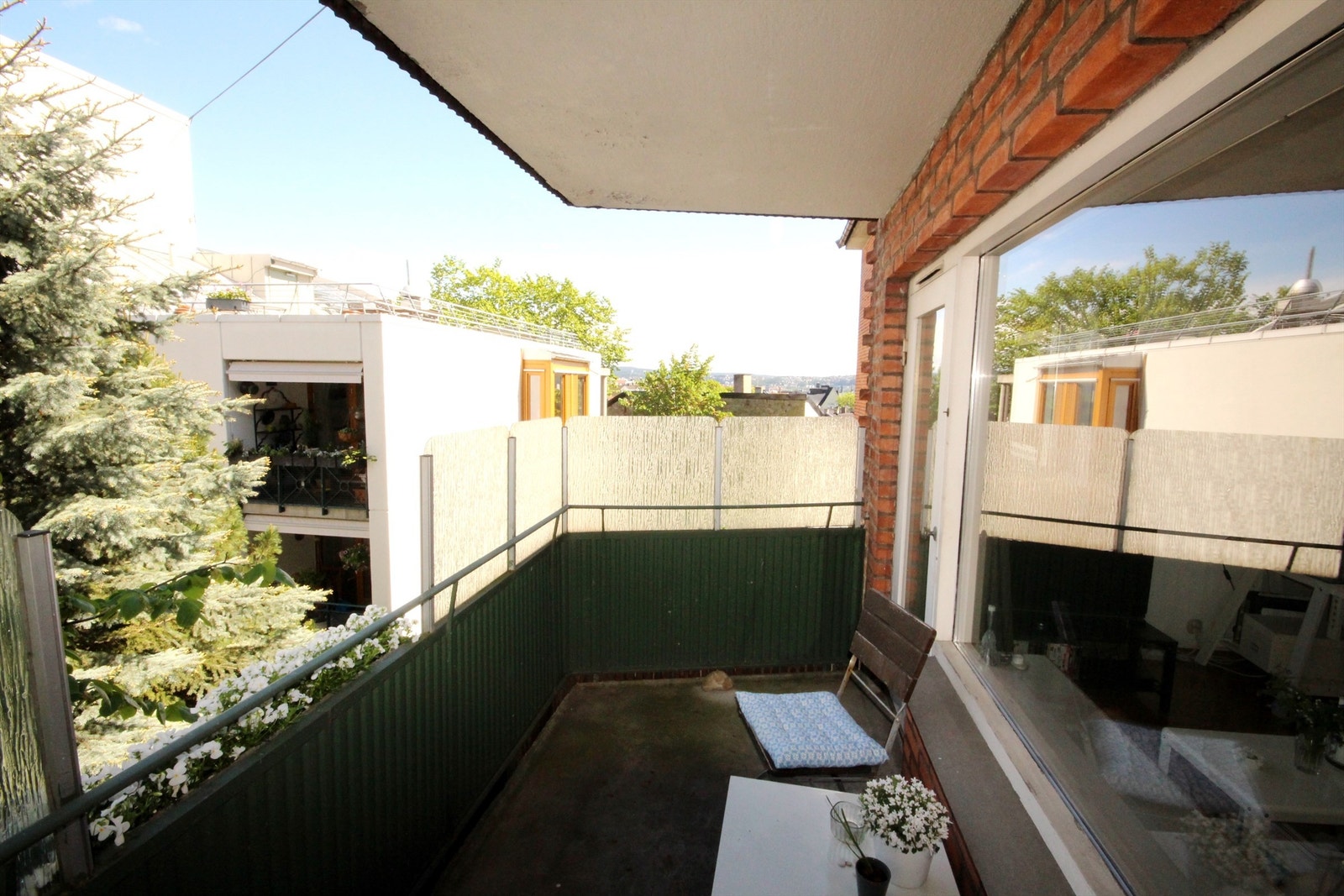 Hyggelig balkong med noe utsikt Galleribilde
