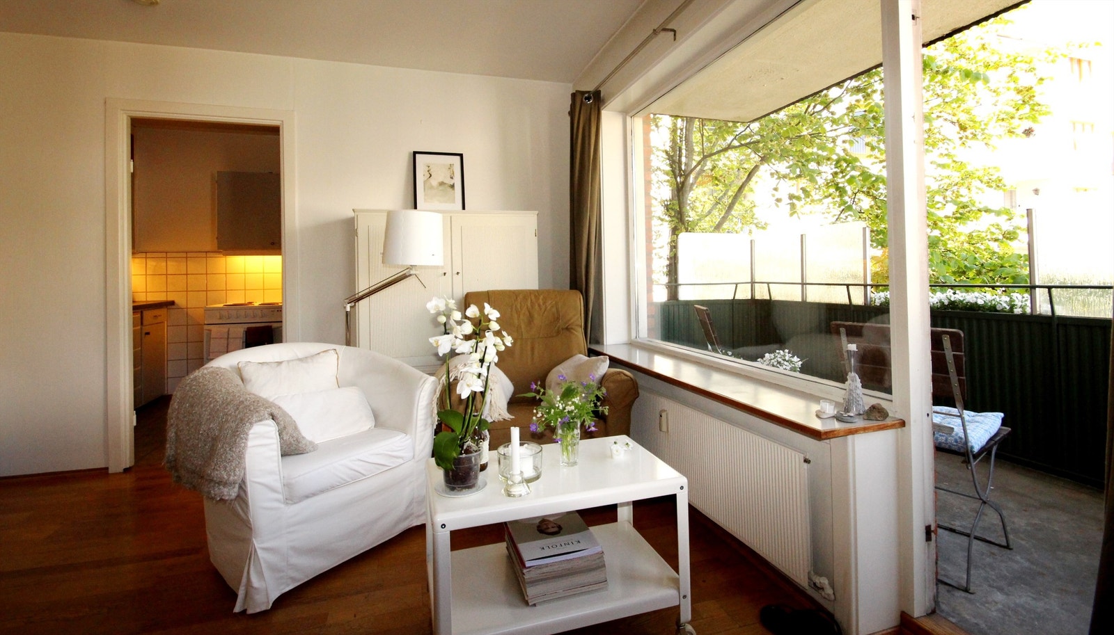 Fra stue mot hyggelig balkong med noe utsikt. Meget usjenert og rolig. Galleribilde