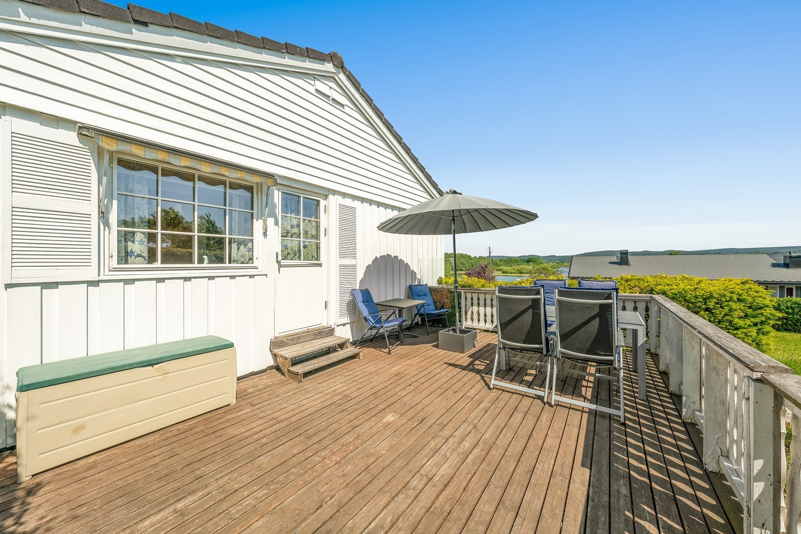 Her får man strålende utsikt over elva og nærliggende naturområder, og terrassen innbyr til både rolige stunder og lange, sosiale kvelder. Galleribilde