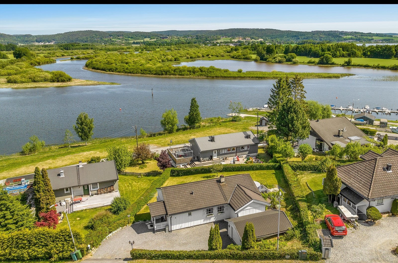 Boligen ligger idyllisk til ved Nitelva, med stor hage og nydelig utsikt over nærliggende natur. Galleribilde