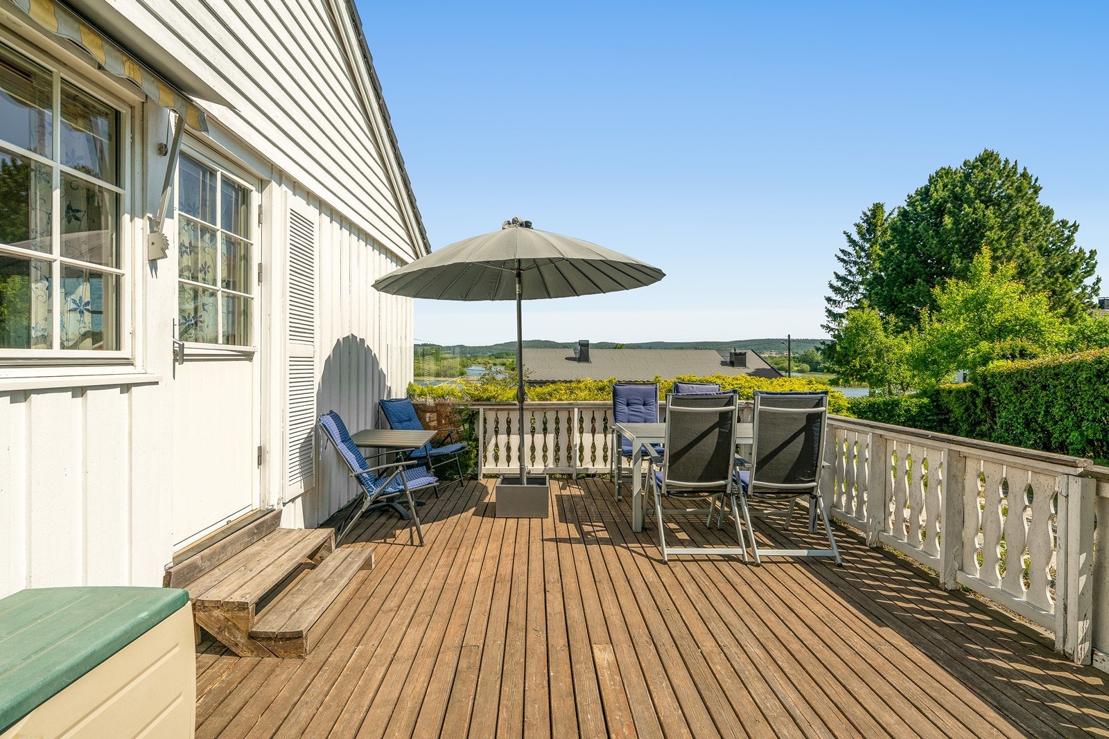 Eneboligen ligger idyllisk til ved Nitelva, på en stor tomt opparbeidet med gressplen, trær, busker og diverse beplantning. Galleribilde