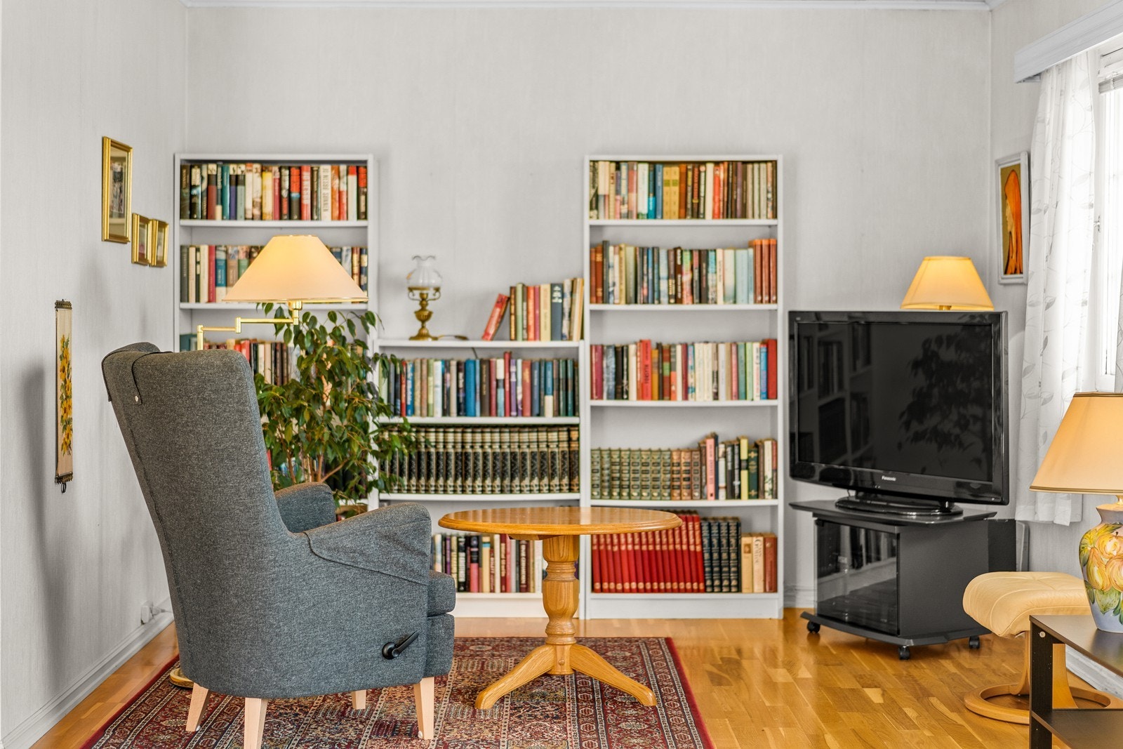 Det er god møbleringsfrihet i stuen, så her kan man enkelt innrede med flere sittegrupper - uten at det oppleves rotete. Galleribilde