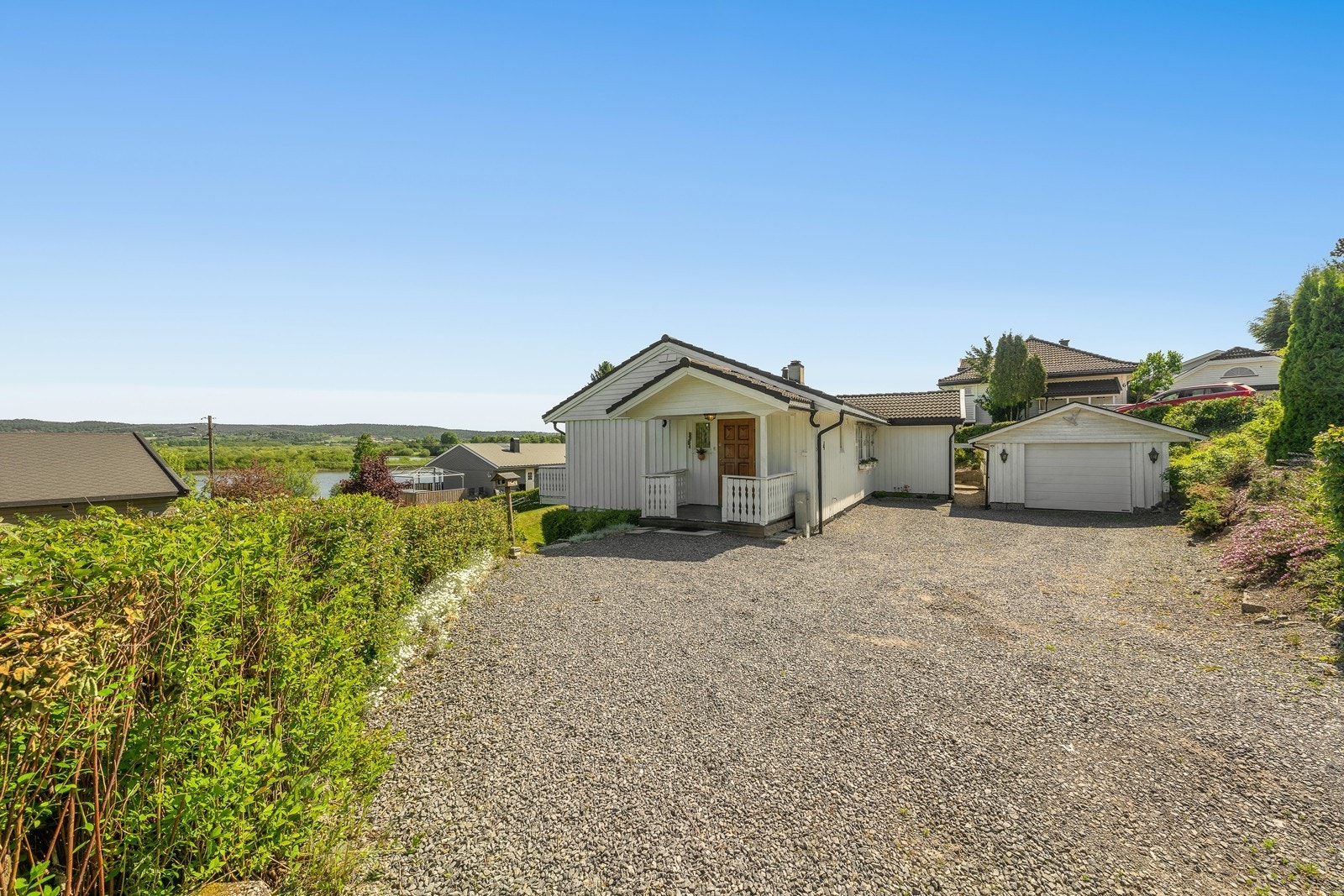 Eiendommen er drenert i senere tid, og foran garasjen finner man en gruslagt gårdsplass med gode muligheter for parkering. Galleribilde
