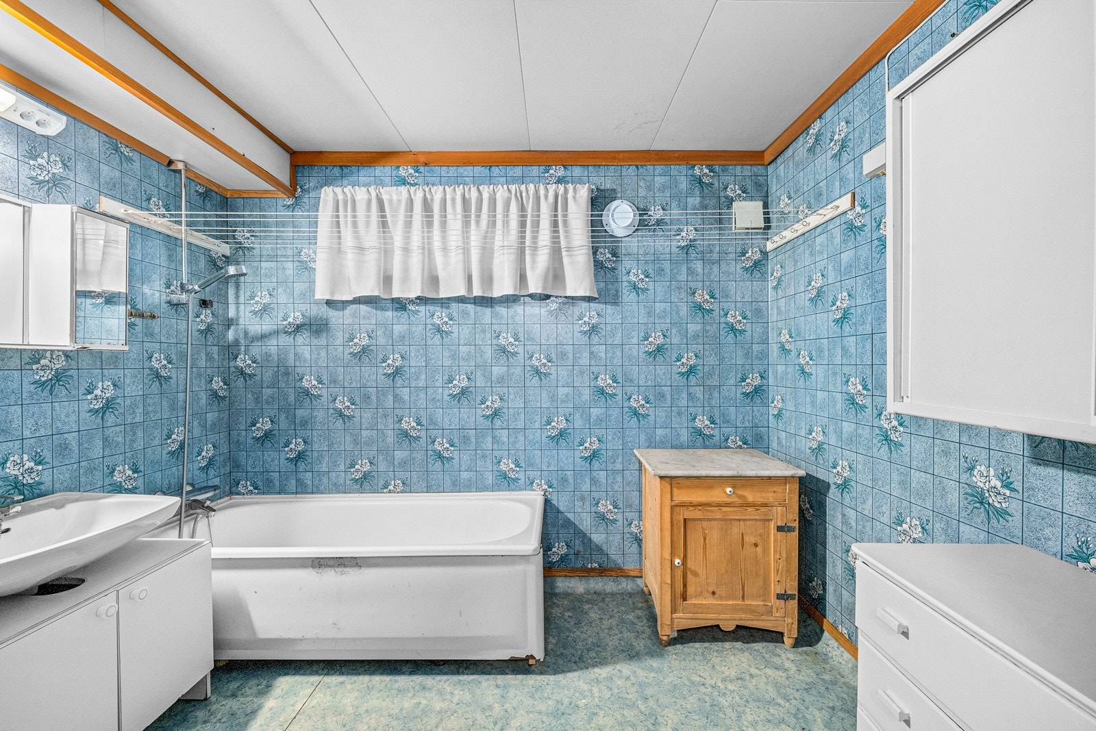 Badet nede har både et åpent dusjhjørne og et badekar med dusjløsning. Galleribilde