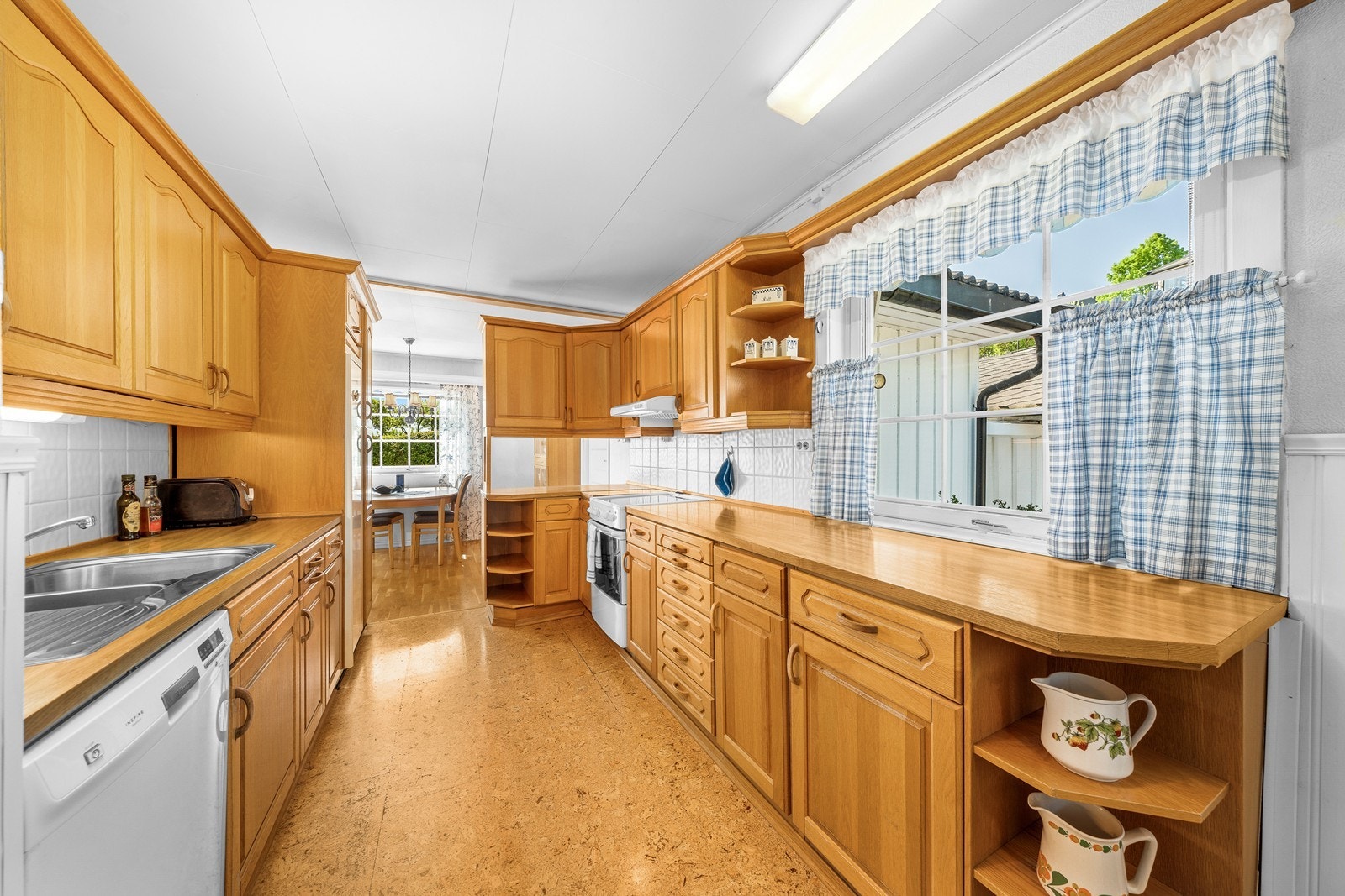 Kjøkkenet er oppført langs to vegger, med god skap- og benkeplass. Galleribilde